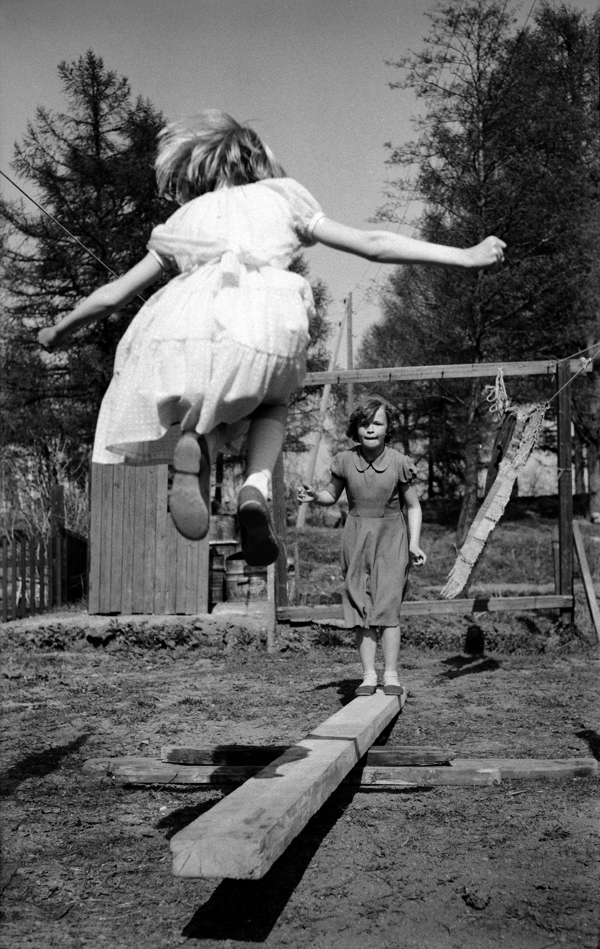 Intiankatu 29. Tytöt hyppäävät itse tehdyllä hyppylaudalla.