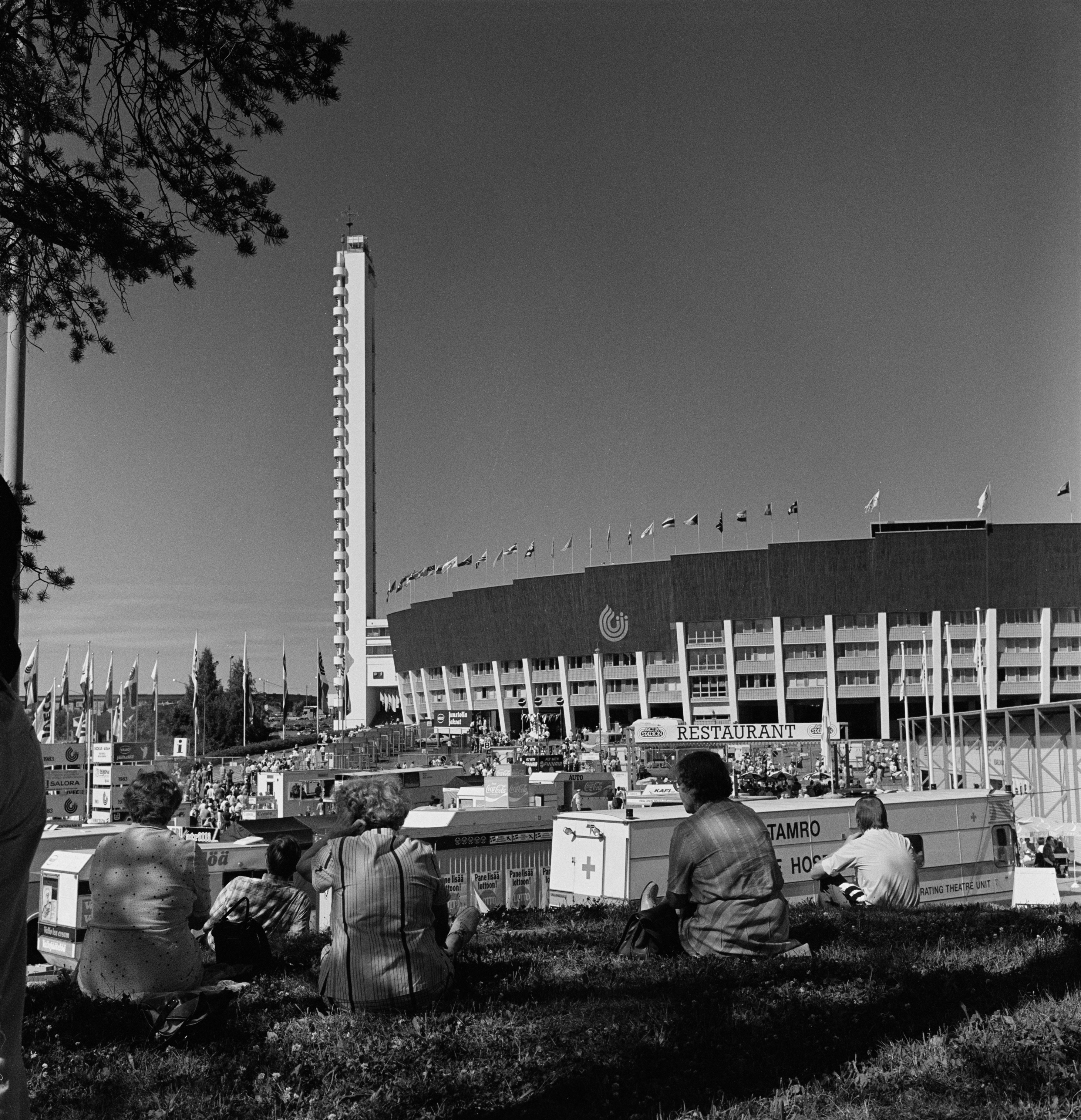 Yleisurheilun ensimmäiset maailmanmestaruuskisat Olympiastadionilla. Sponsoreiden esittely- ja myyntipisteitä Stadionin etukentällä.