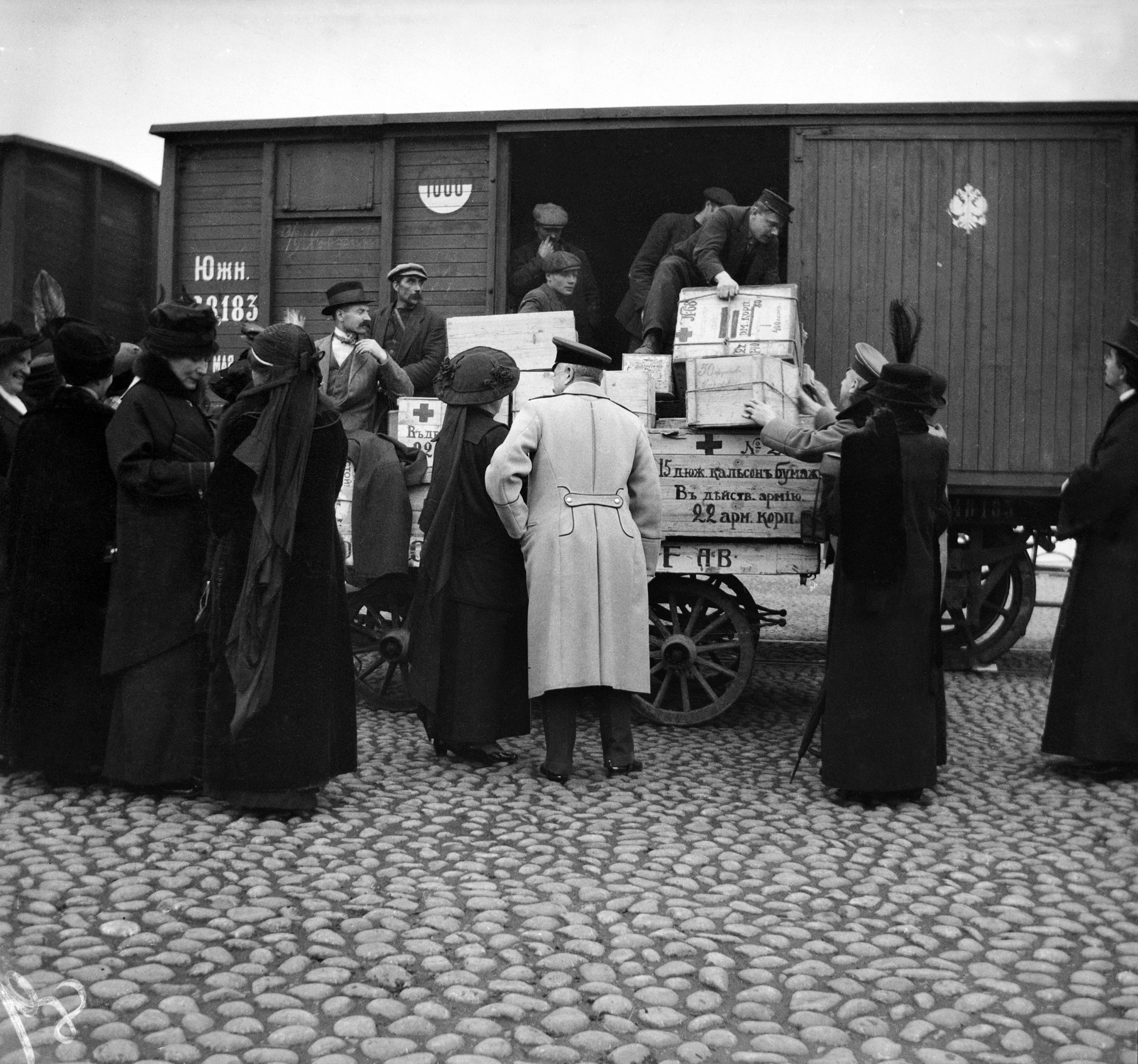 Ensimmäinen maailmansota. Lääketarpeiden ym. kuljetusta rintamalla. Lastausta seuraamassa myös kenraalikuvernööri Seyn.