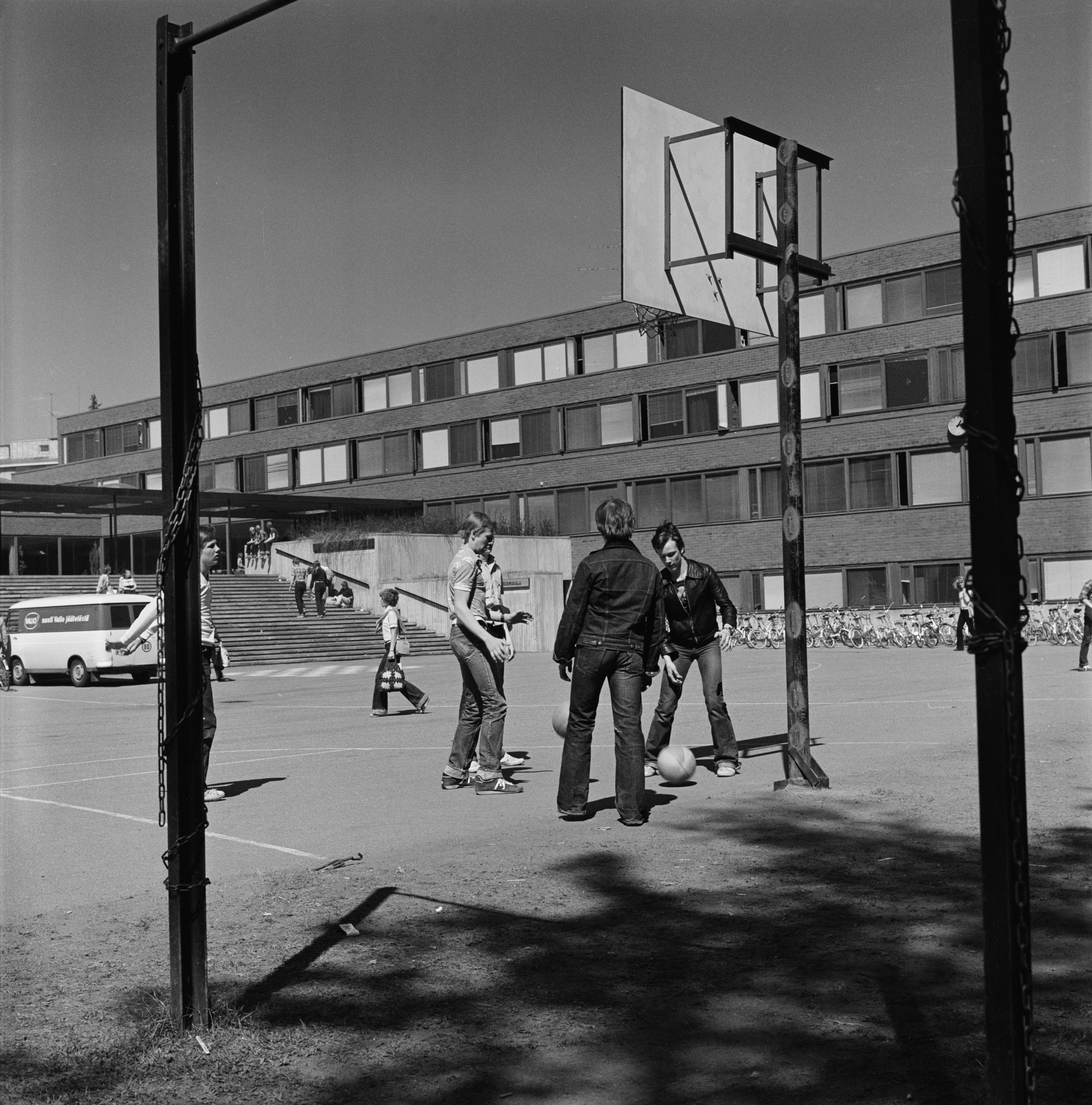 Poikia pelaamassa koripalloa Lauttasaaren yhteiskoulun pihalla,  Isokaari 19.