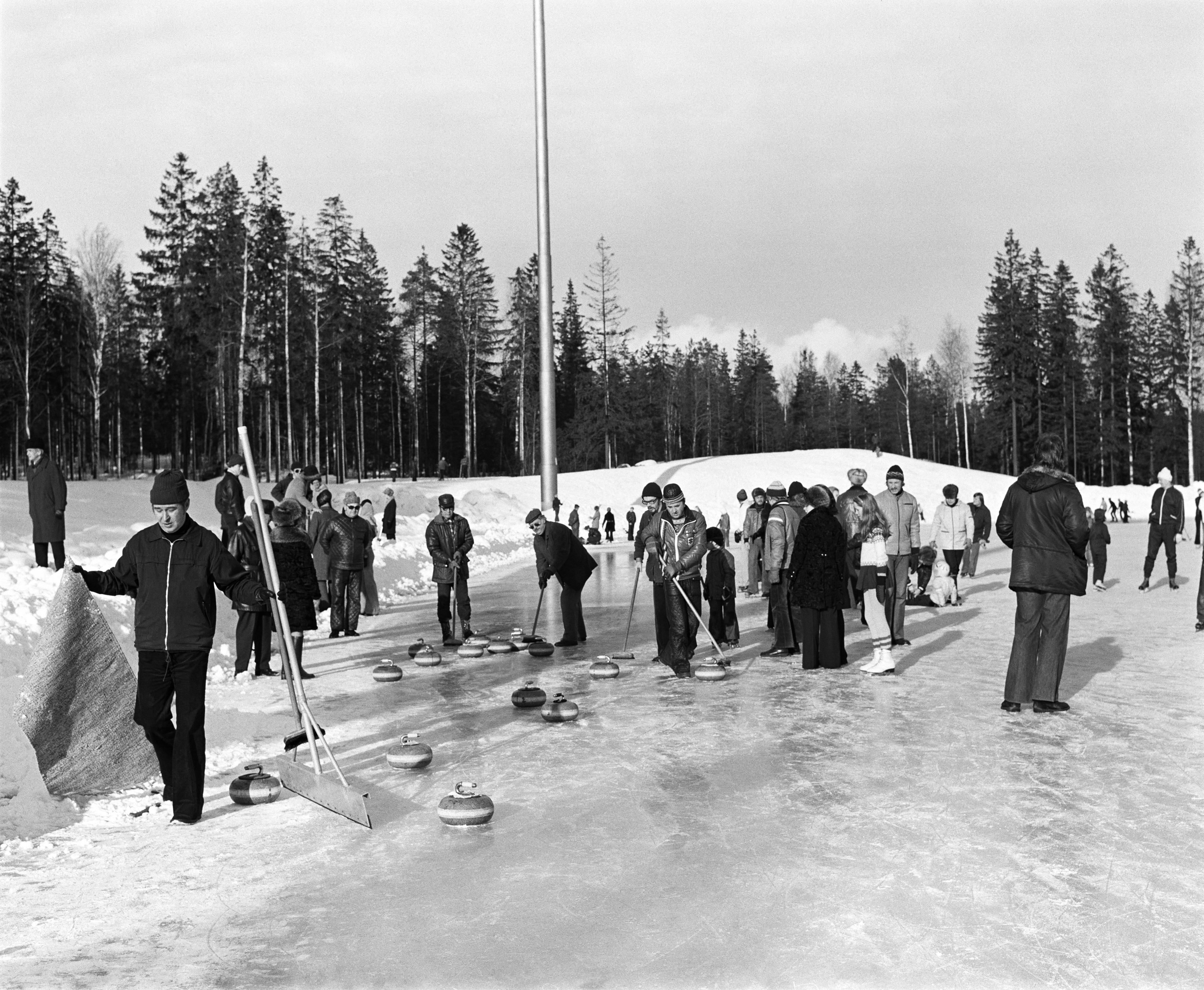 Curlingin pelaajia Pirkkolan urheilupuistossa 1974. Keskellä Pekka Kotkavuori.