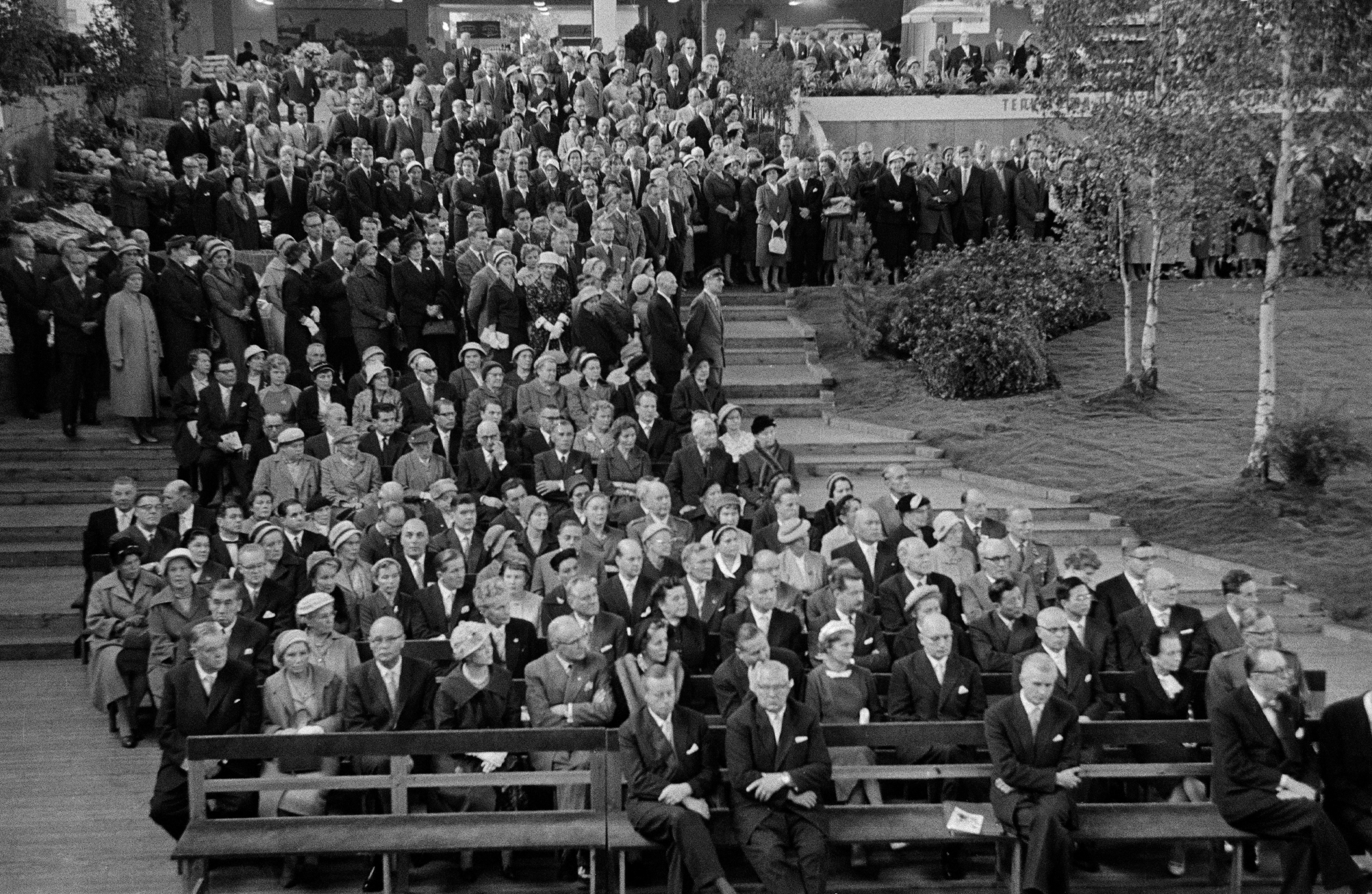 Messuhalli (=Töölön kisahalli), Puutarhanäyttelyn avajaiset, yleisöä.