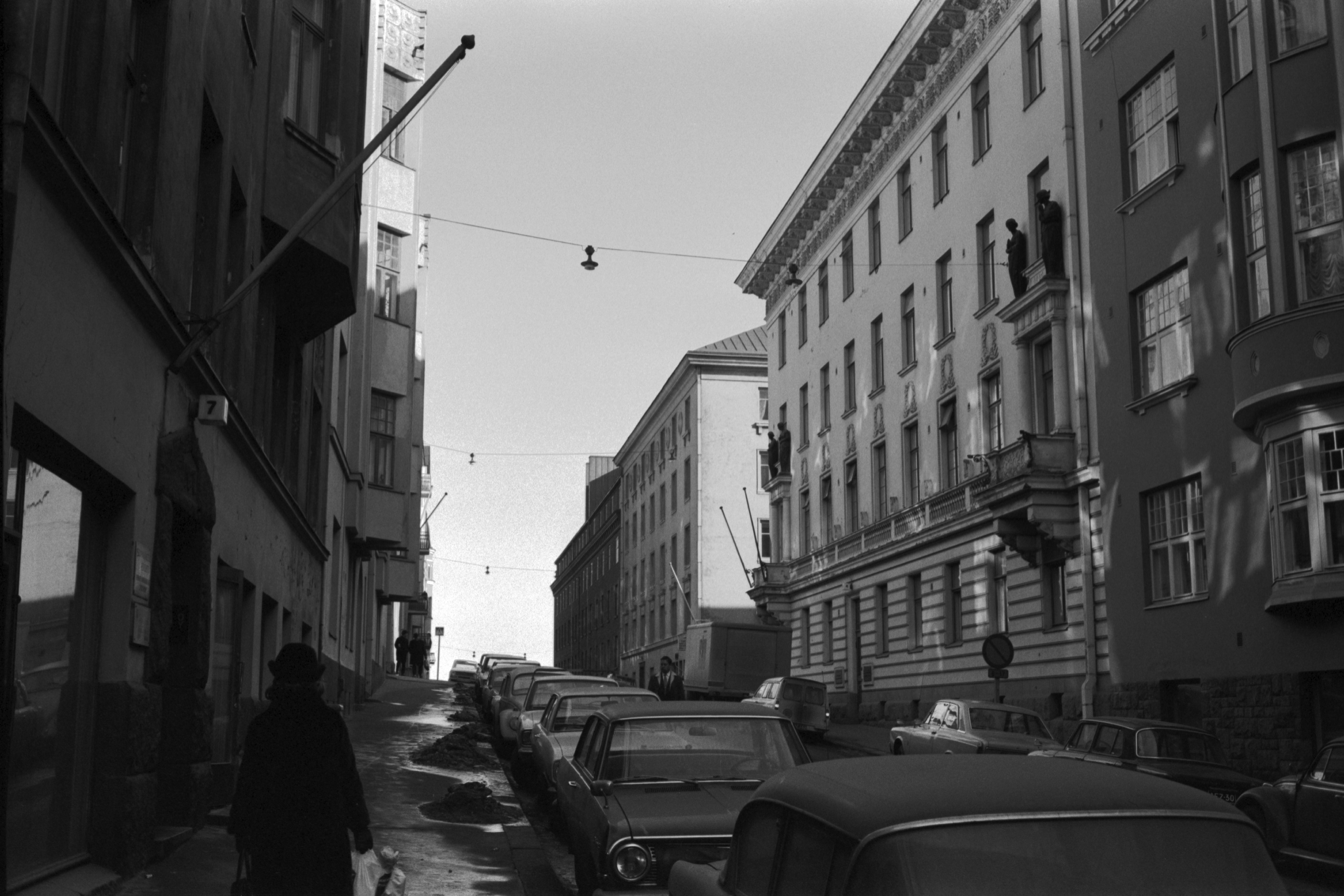 Kruununhaka, vasemmalla Rauhankatu 7 ja oikealla Rauhankatu 4. Näkymä Mariankadun kulmasta itään Meritullinkadun suuntaan.