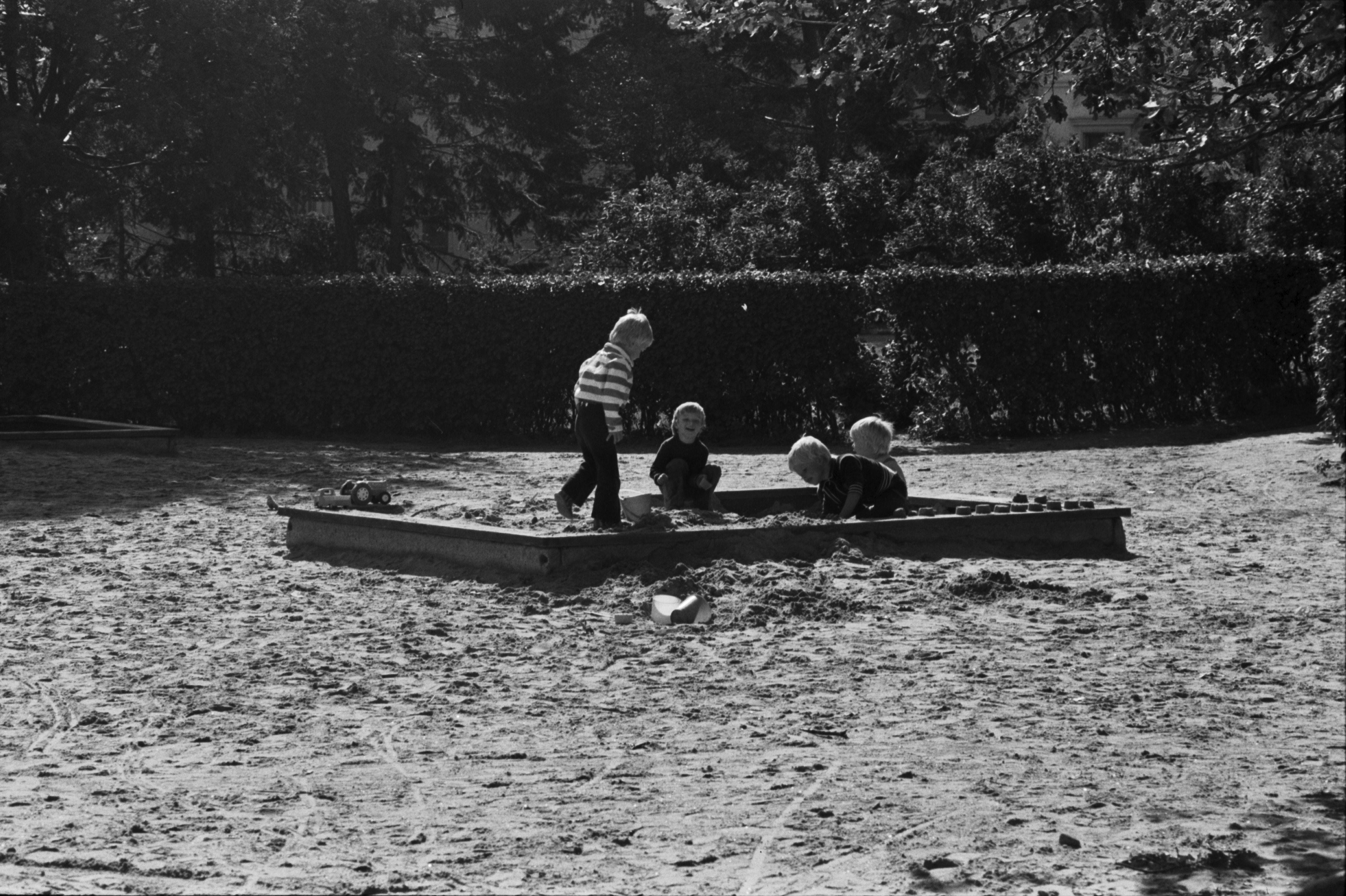 Tehtaanpuisto. Lapsia leikkimässä hiekkalaatikossa Tehtaanpuiston leikkipaikalla.