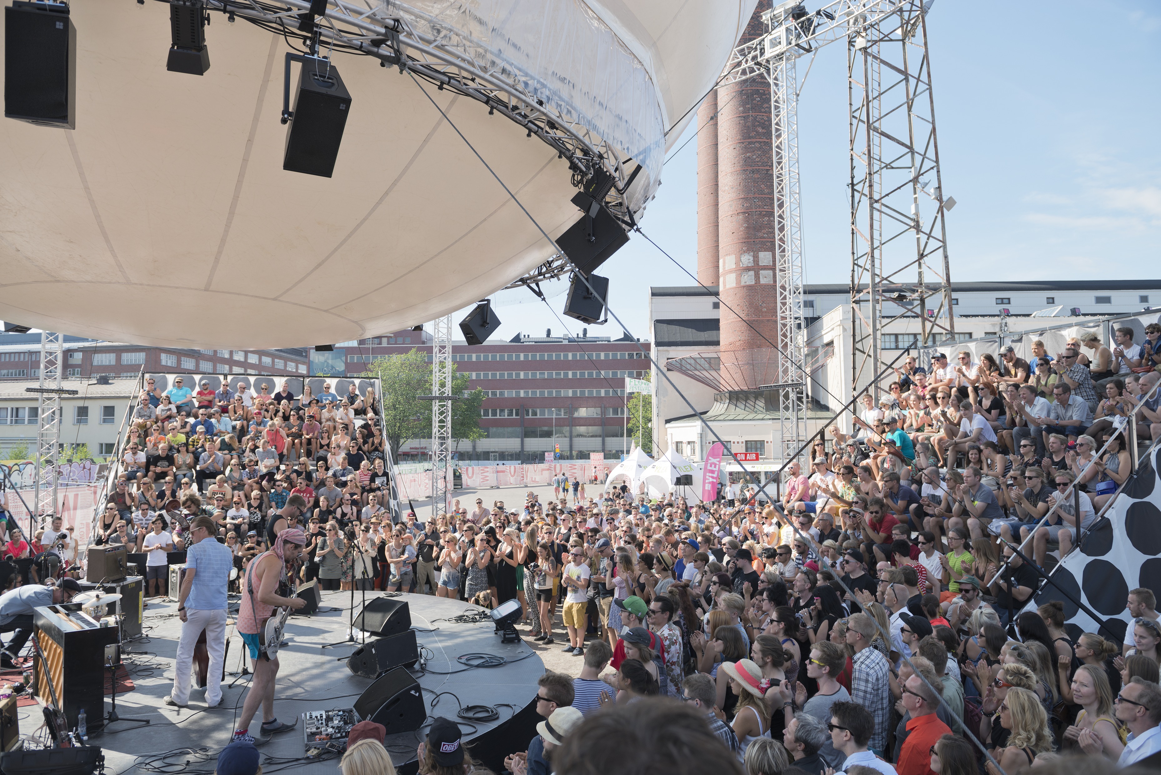 Flow Festival. Pietarin Spektaakkeli kakkoskitaristilla ja haitaristilla vahvistettuna esiintyy Balloon 360 Stage -lavalla. Pietarin Spektaakkelin musiikki on blues- ja iskelmävaikutteista suomenkielistä rockia. Lavan ympärillä on istumakatsomoja.