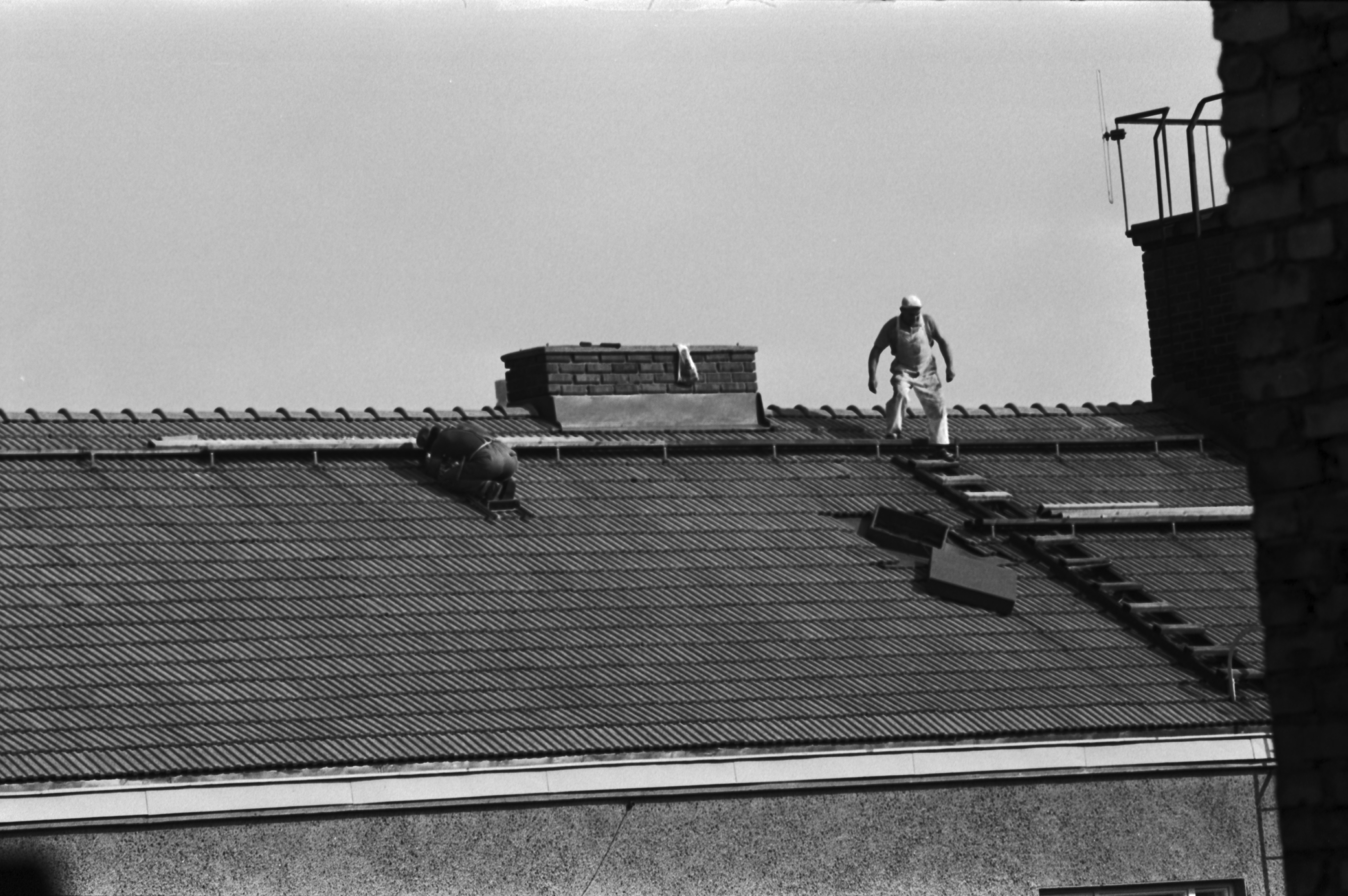 Maurinkatu 8-12. Kaksi miestä korjaustöissä Maurinkatu 8-12:n kerrostalon katolla.