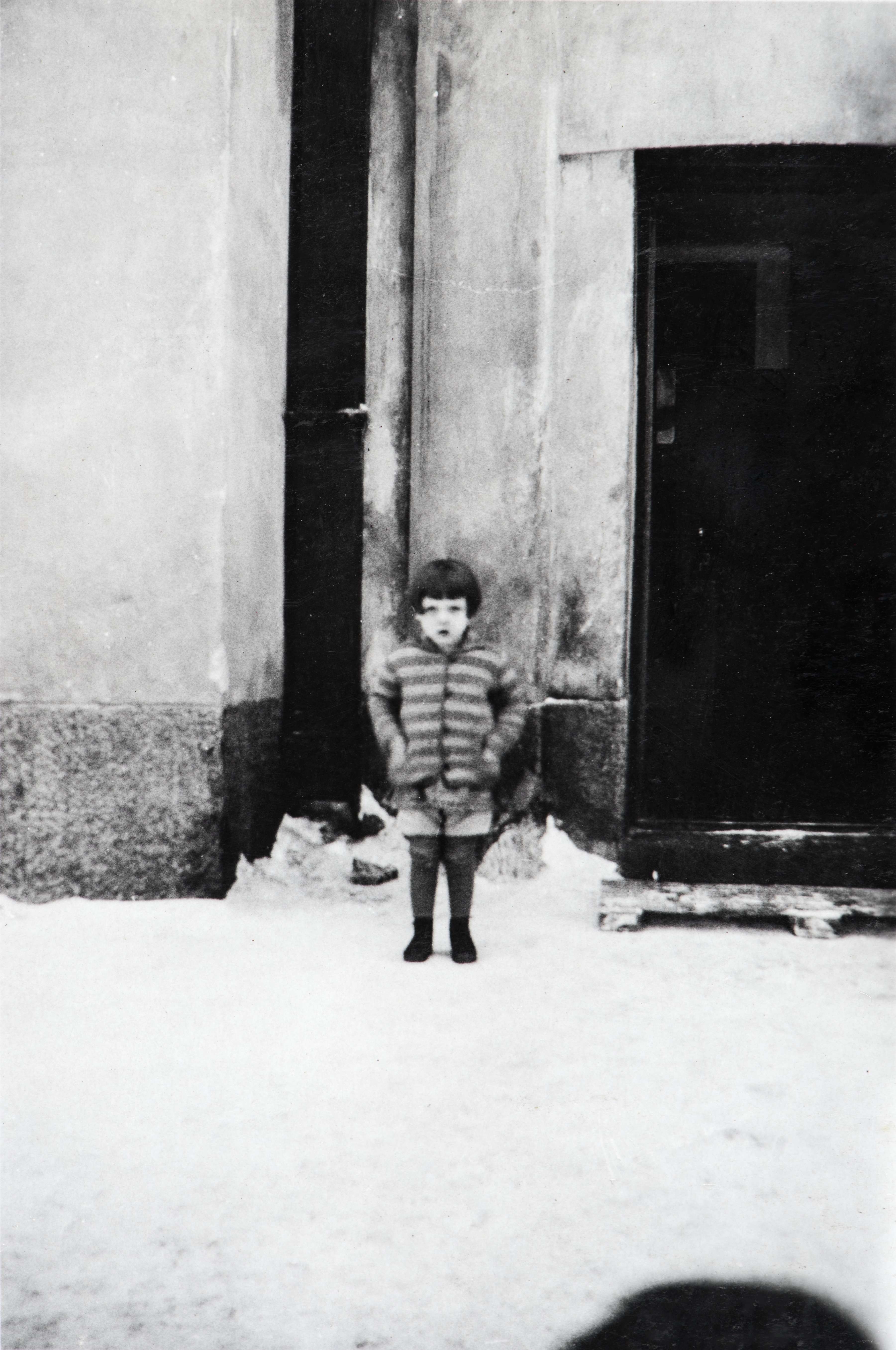 Agricolankatu 15, Kallion paloasema. Lapsi seisoo Kallion paloaseman oven edessä. Kuvassa oleva asemarakennus oli paikalla vuosina 1914-1930. Aseman tilalle rakennettiin uusi paloasema vuosina 1930-1932.