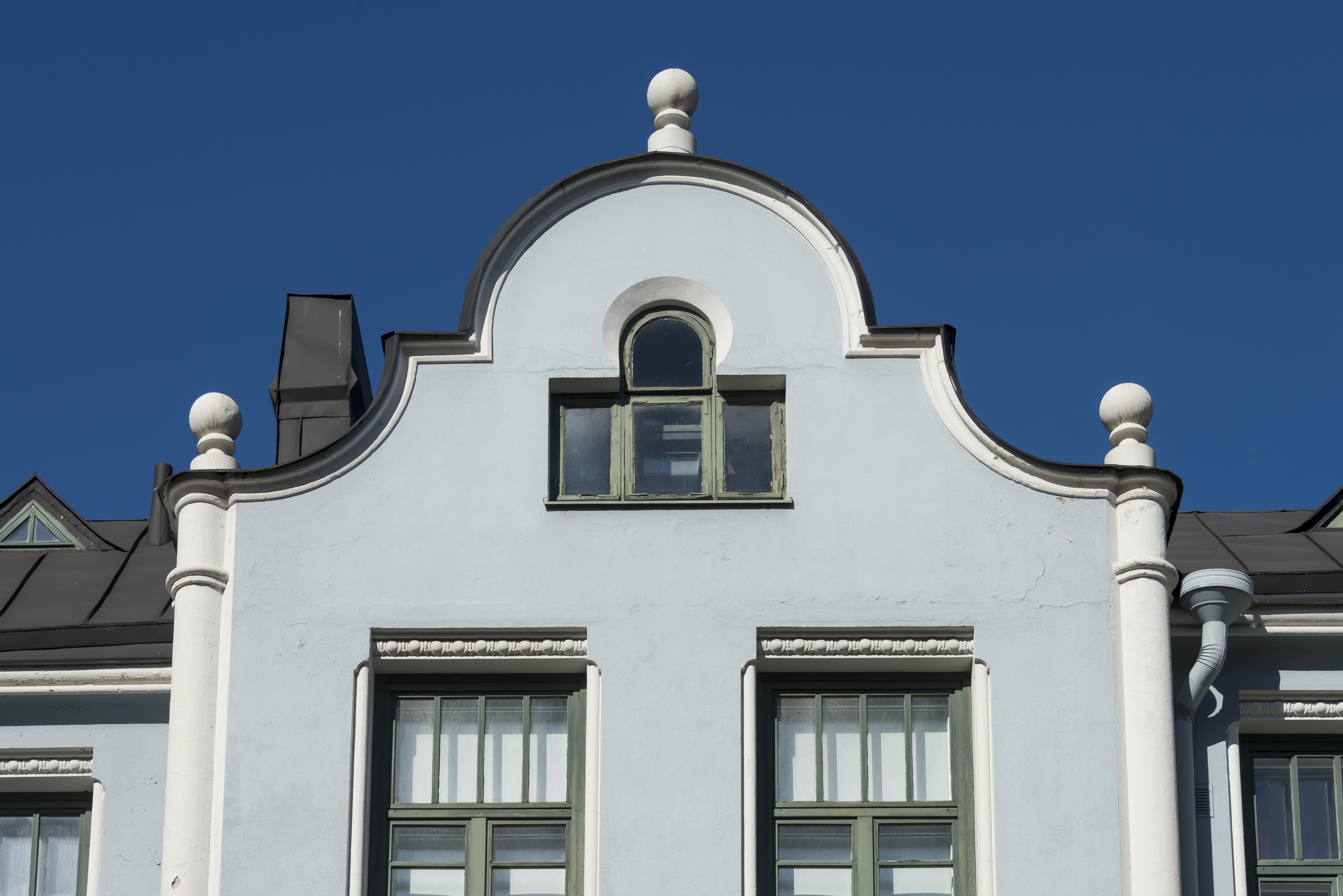Huvilakatu 8. F. Oskar Heleniuksen suunnittelema rakennus vuodelta 1910. Yksityiskohta - julkisivun koristeita.