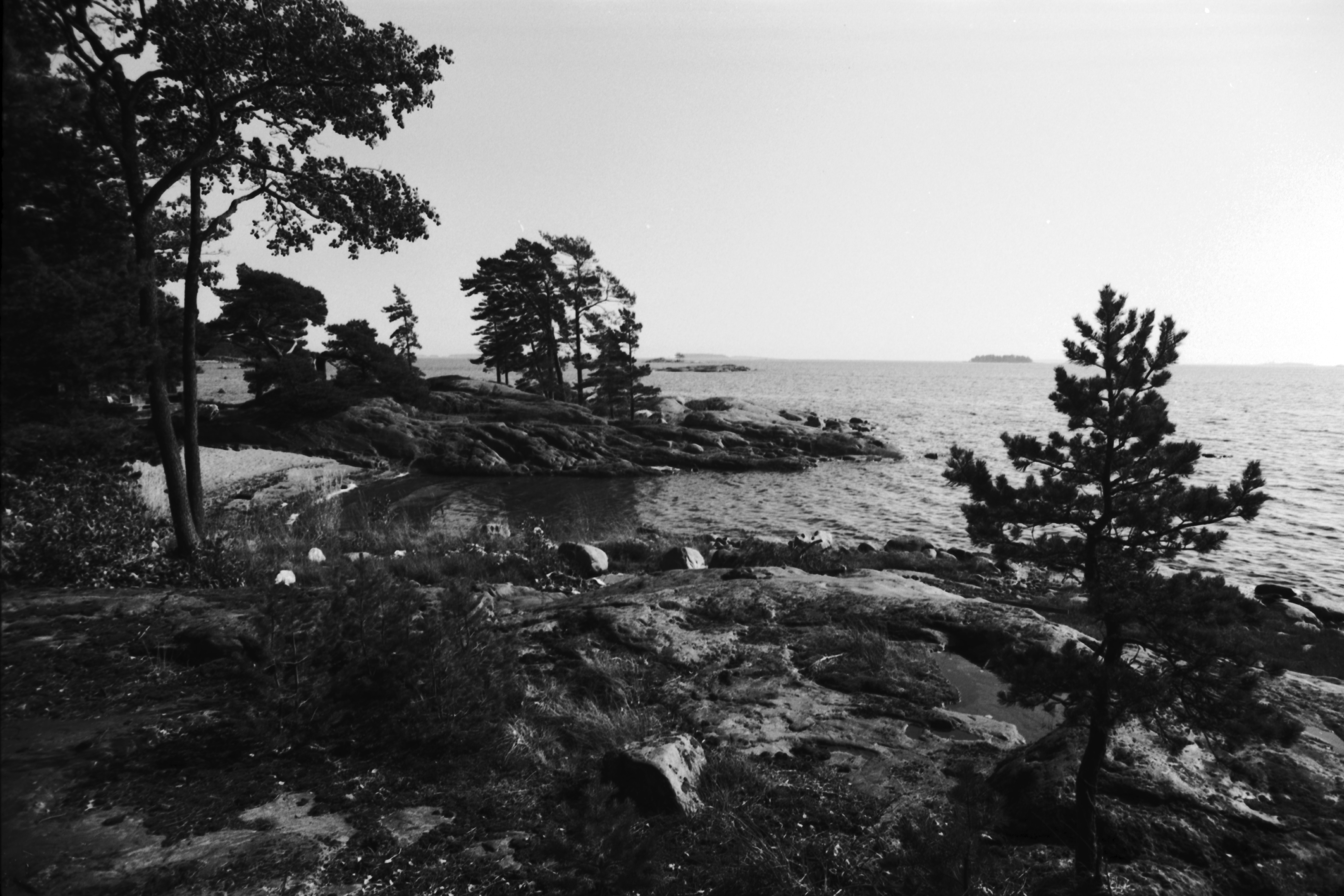 Kallahdenniemi. Rantakallioita ja merta Kallahdenniemessä Vuosaaressa.