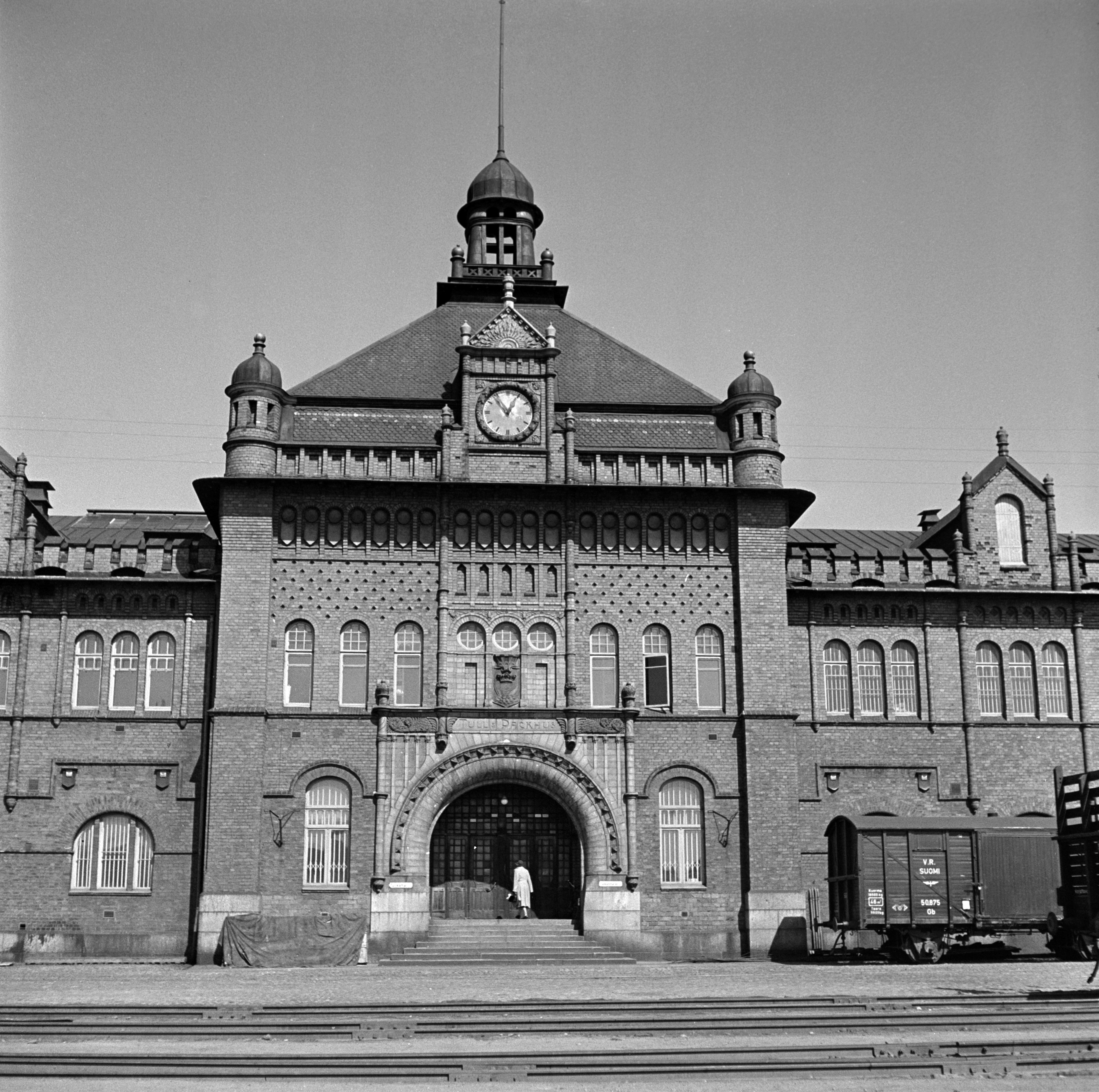 Tulli- ja pakkahuone, 1901 valmistunut, arkkitehti Gustaf Nyströmin suunnittelema punatiilirakennus. Rakennuksessa toimi Tullikamari VI.  Rahapajanranta (= Katajanokanlaituri 5).
