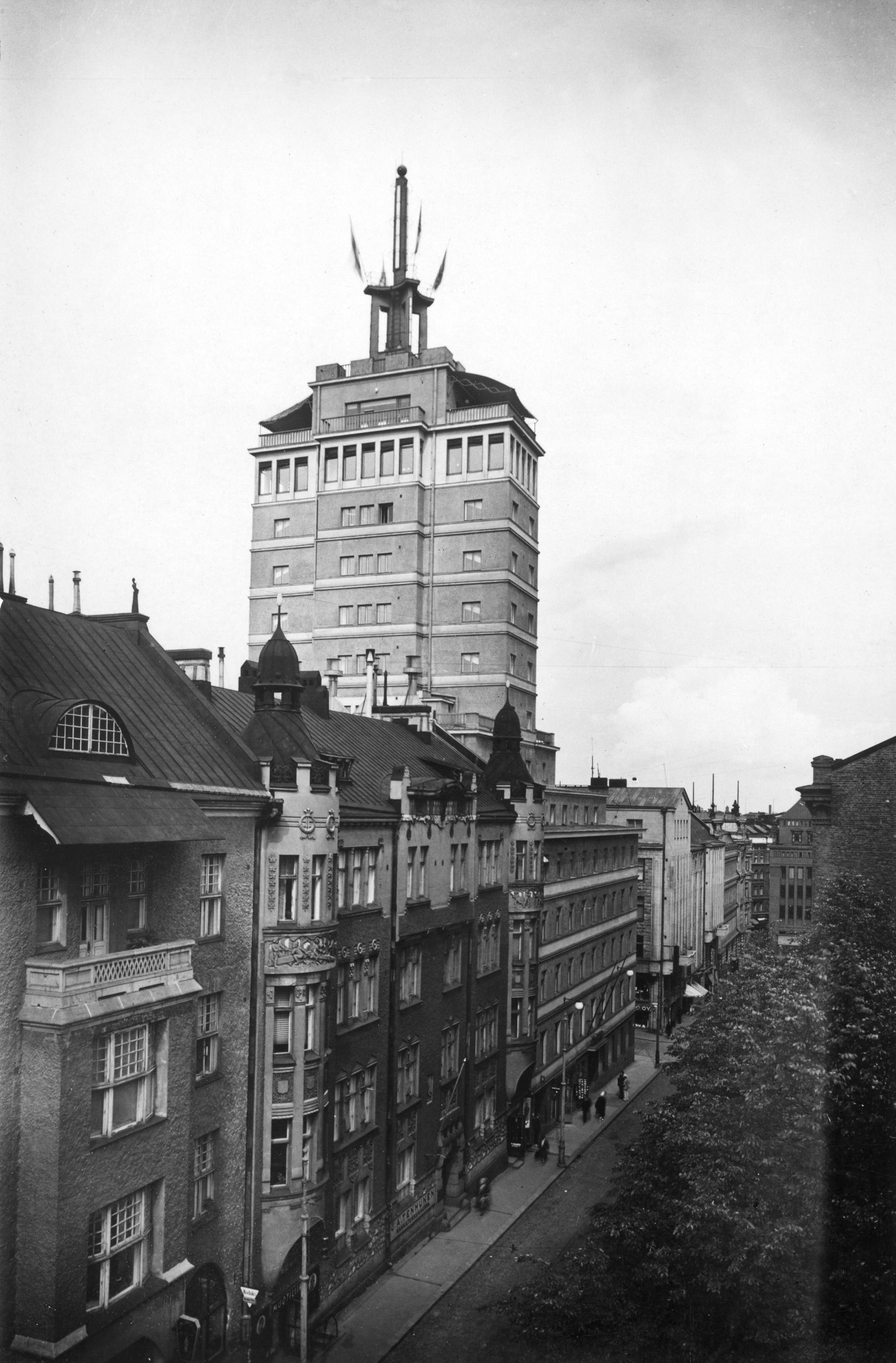 Kalevankatu 7, 5. Hotelli Torni (käyntiosoite Yrjönkatu 26).
