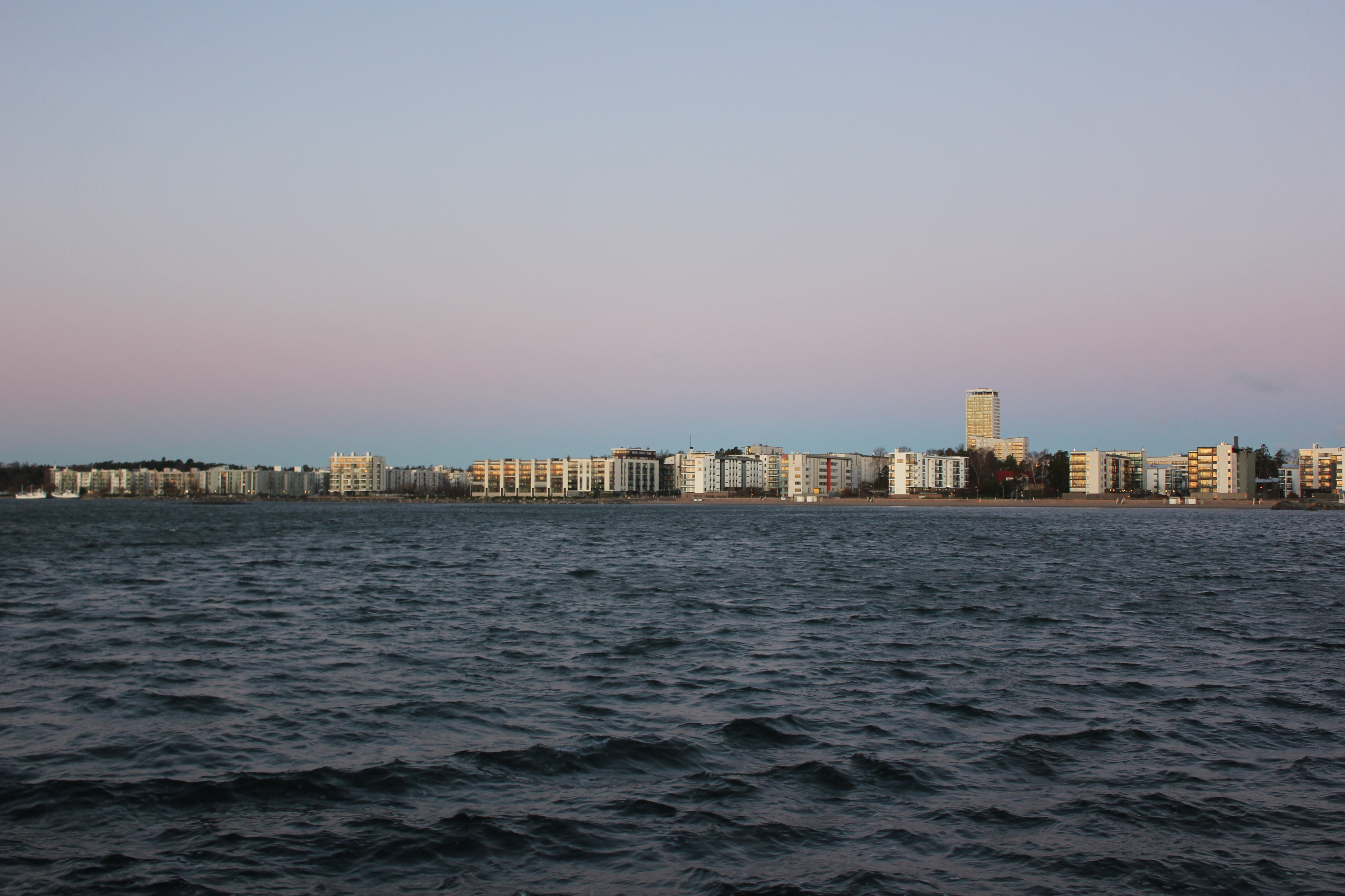 Panoraama Aurinkolahdesta kuvattuna vastakkaiselta rannalta Nuottaniemen kärjestä.