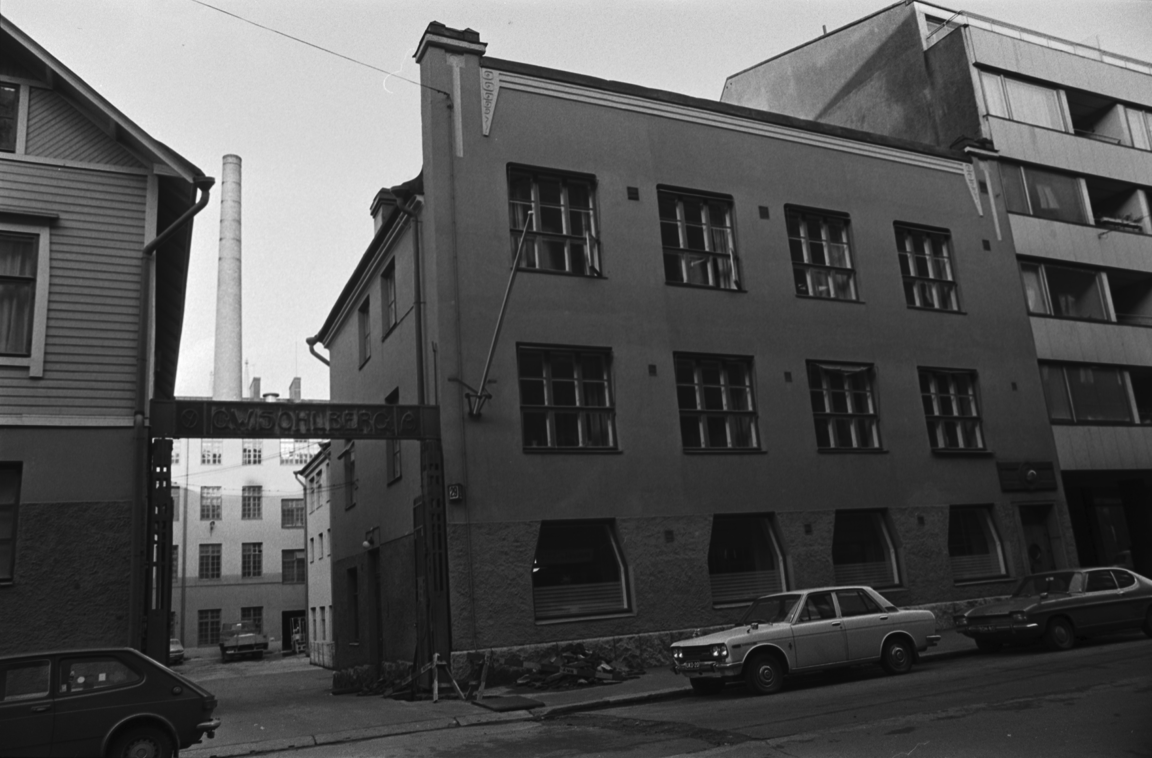 Vuorimiehenkatu 29. Oy G.W. Sohlberg Ab:n talo Vuorimiehenkadulla. Vasemmalla portti pihalle, jossa tehdasrakennus piippuineen.