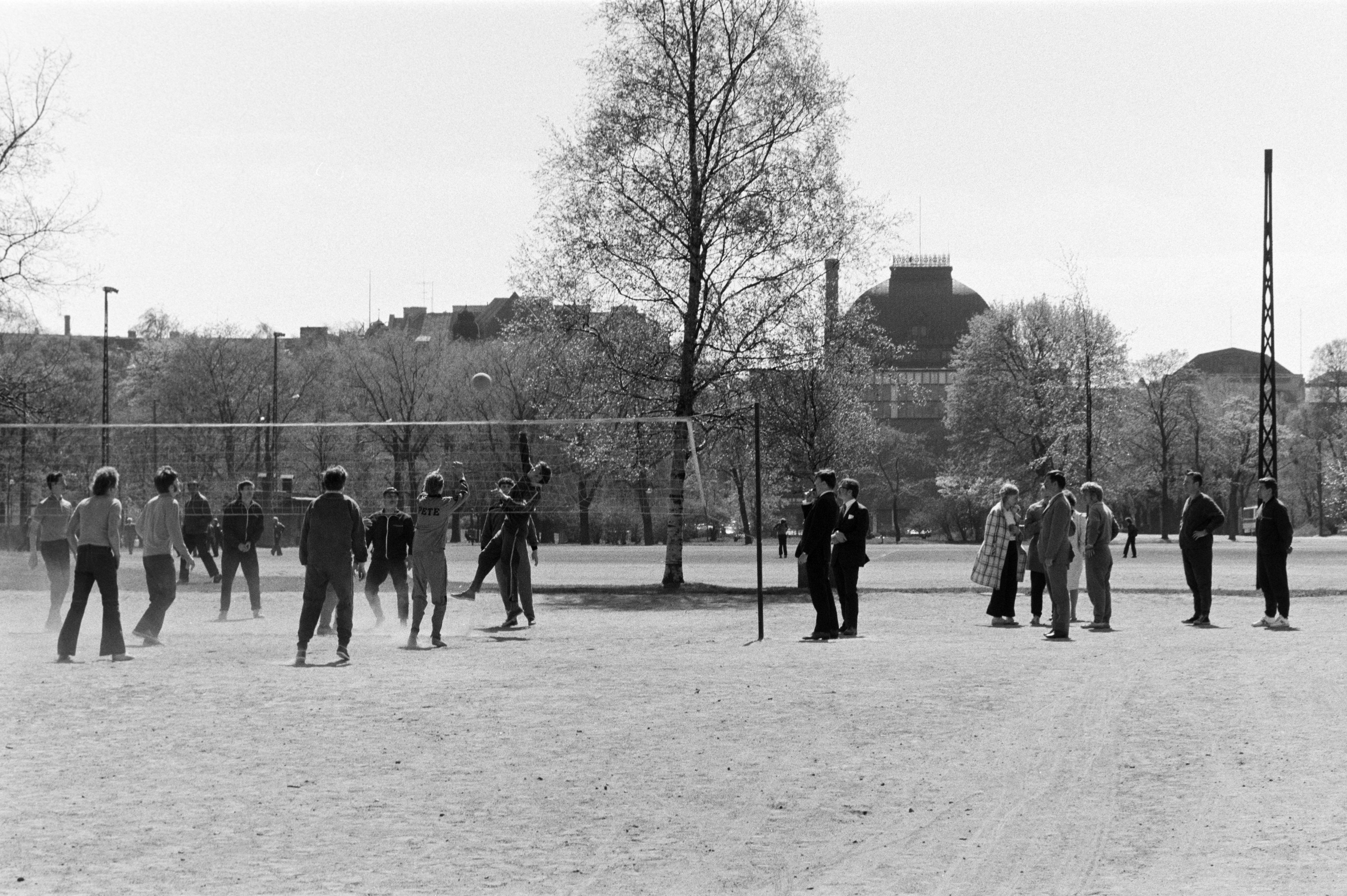 Miehet pelaamassa lentopalloa Kaisaniemessä.