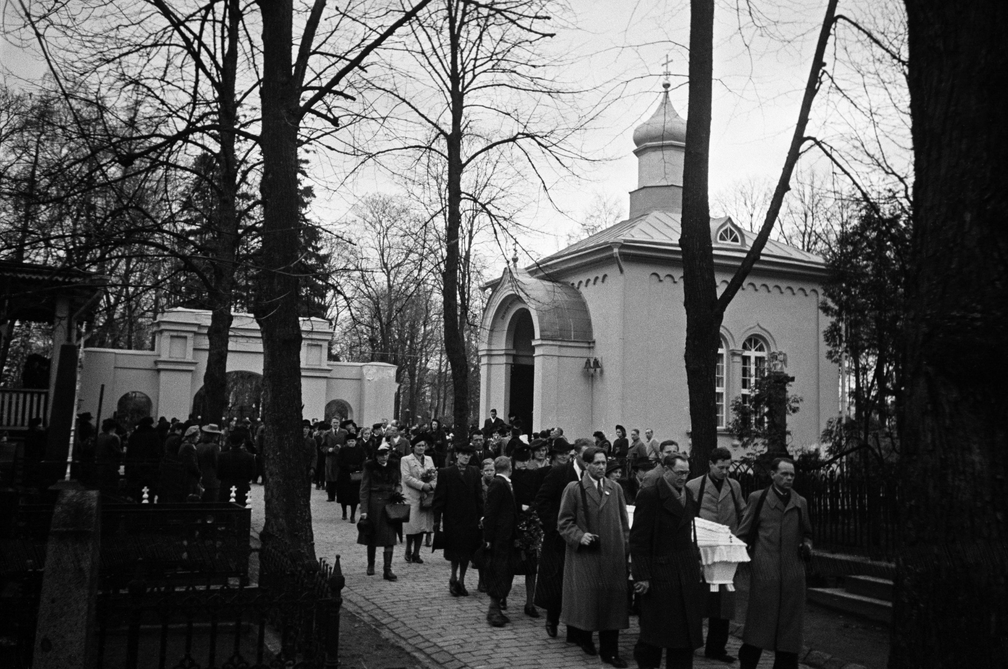 Lapinlahden ortodoksinen hautausmaa (=Helsingin ortodoksisen seurakunnan hautausmaa), Pyhän Eliaan kappelin edusta