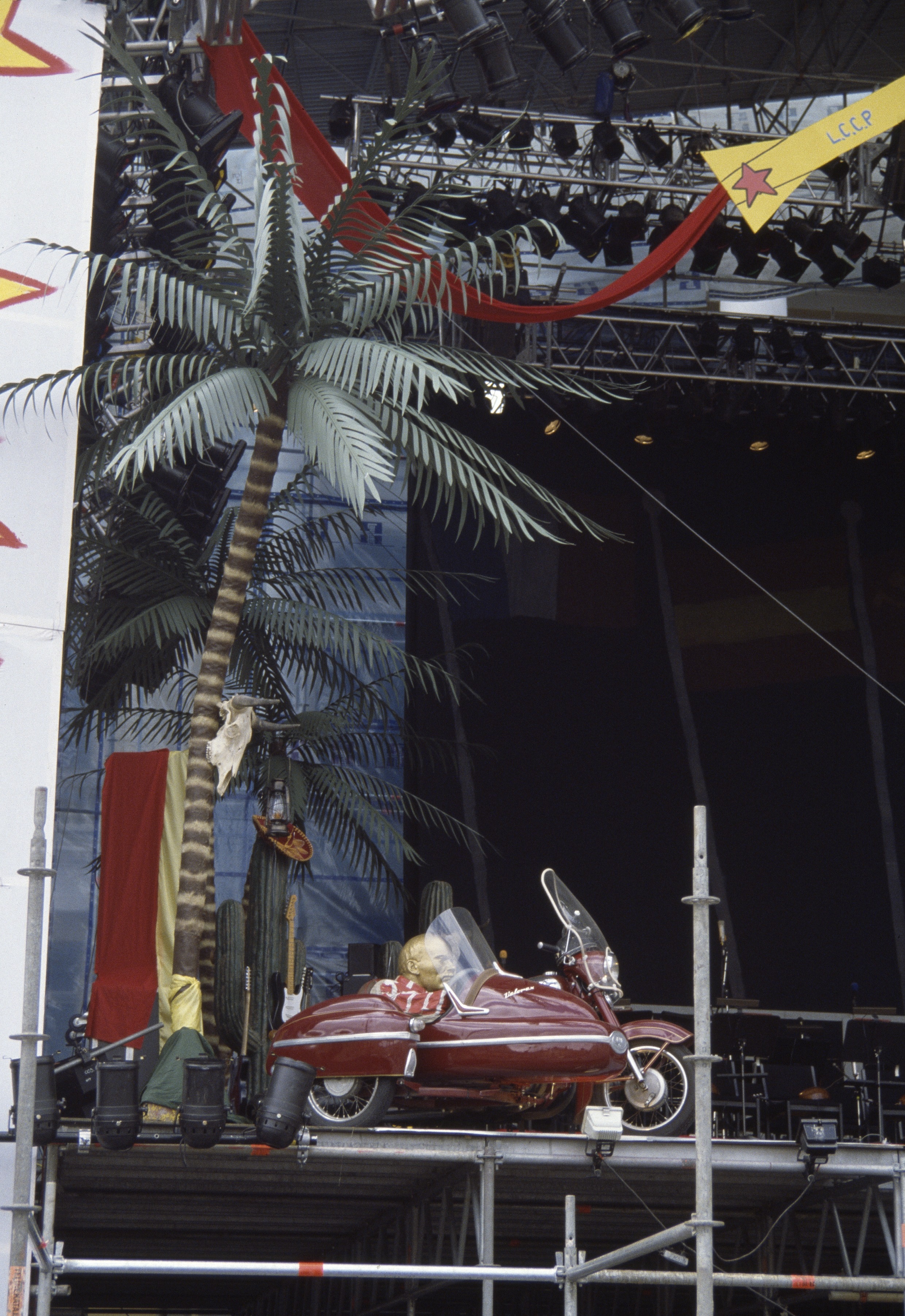 Leningrad Cowboys -yhtyeen ja Puna-armeijan kuoron Total Balalaika Show -konsertin esiintymislavaa pystytetään Senaatintorilla Helsinki-päivänä 1993. Lavasteita.