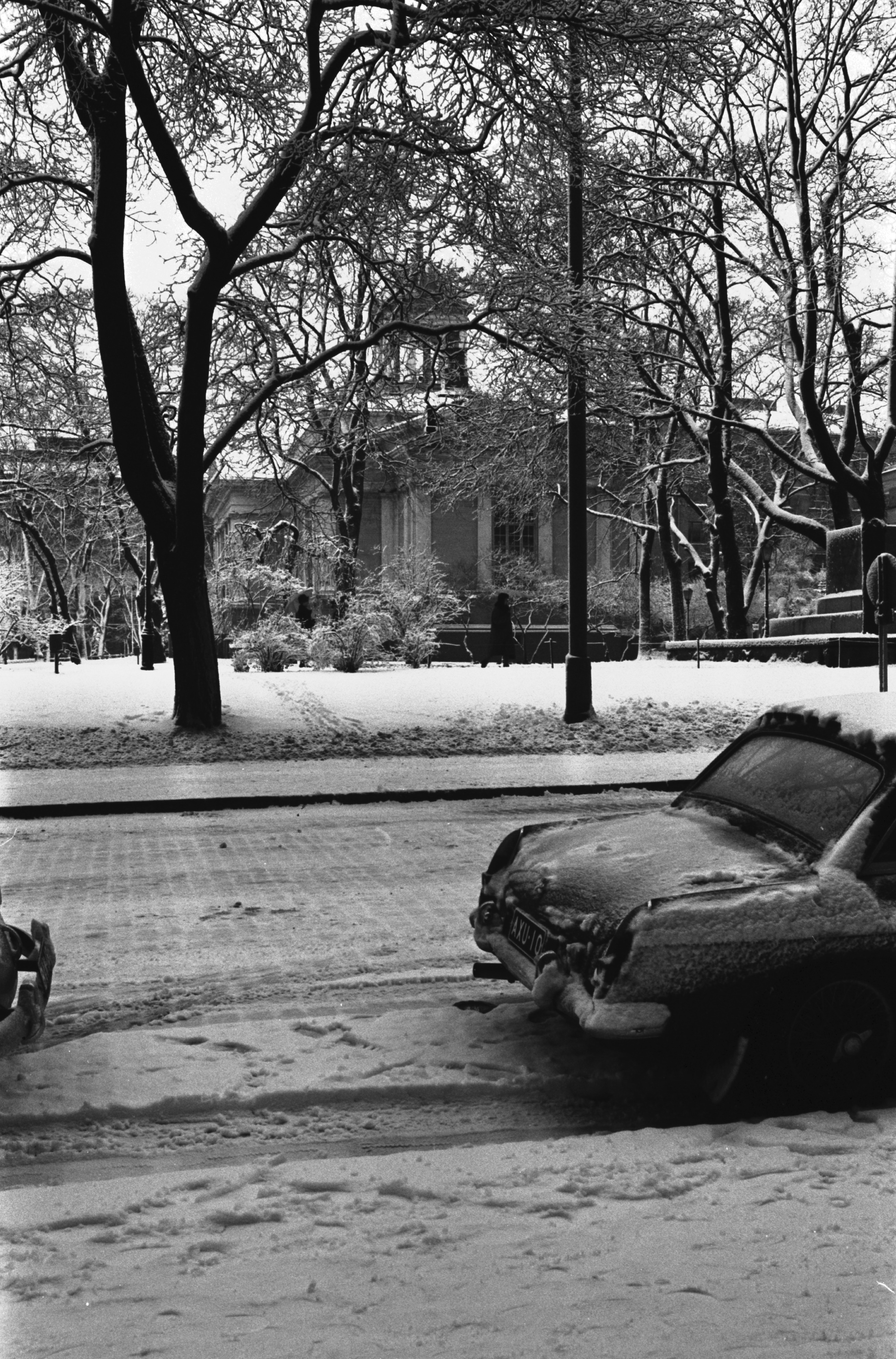 Kamppi. Luminen näkymä Bulevardi 14:n kohdilta Vanhaan kirkkopuistoon. Taustalla Vanha kirkko. Kaisaniemessä mitattiin lumipeite syksyllä 1970 ensimmäisen kerran 5.11., jolloin lunta oli aamulla 9 senttiä.