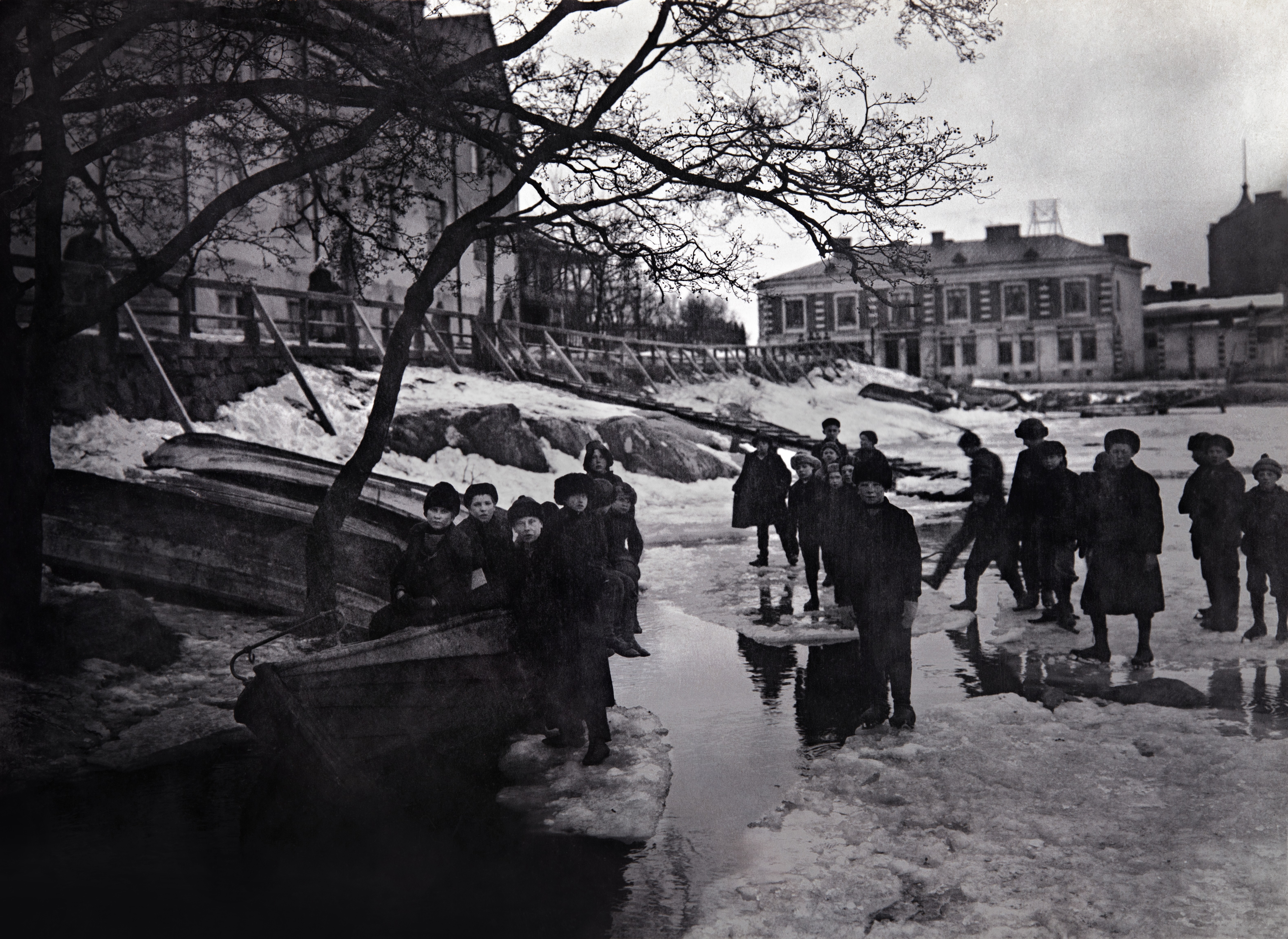 Lapsia Eläintarhanlahden jäällä, Eläintarhantie 3 :n kohdalla. Taustalla Säästöpankinranta 2 ja Pitkänsillanranta 13 sekä Saariniemenkatu 2. Sama kuva kuin G35636.