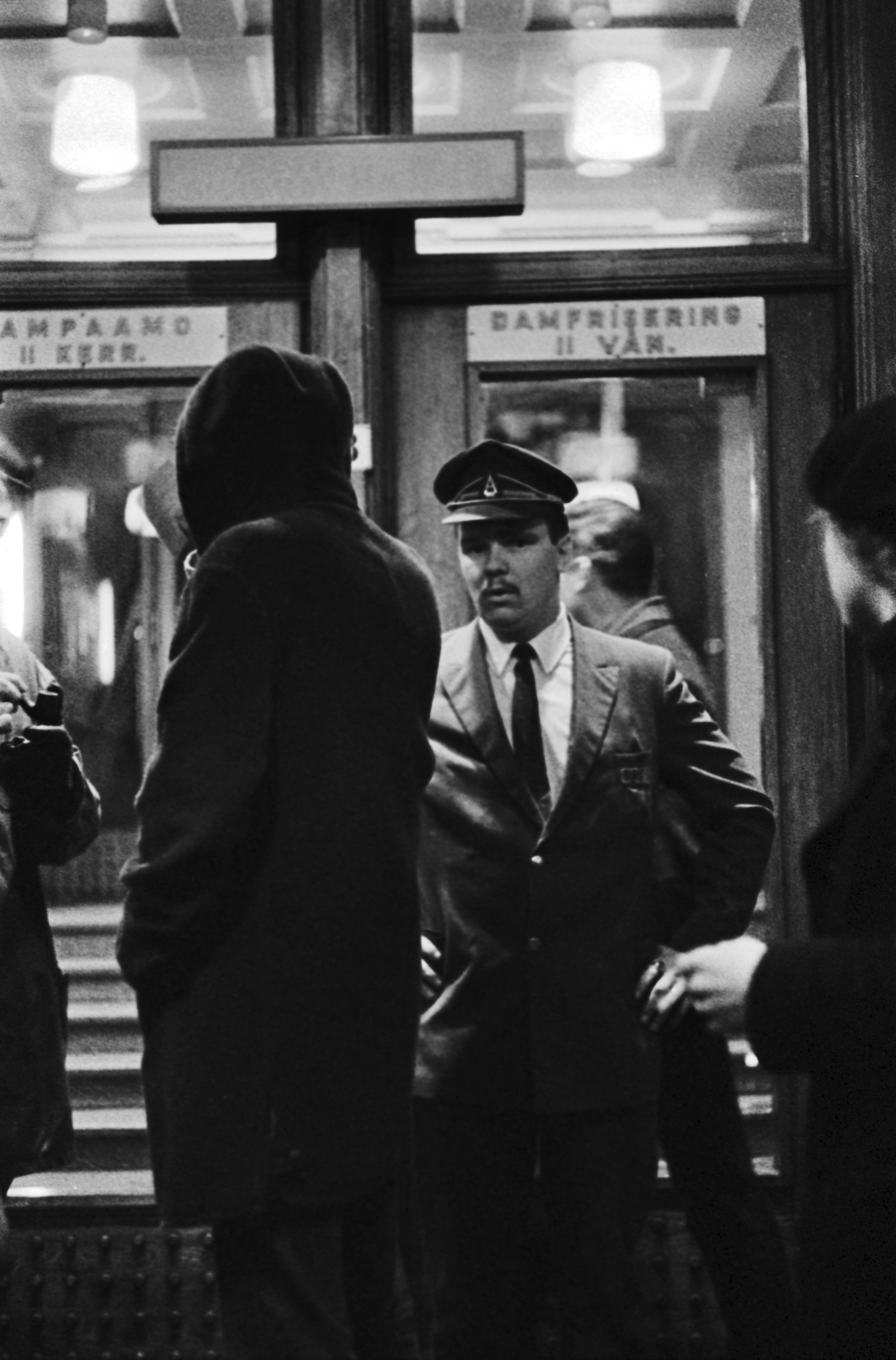 Yliopistonkatu 5. Ovimies ja ihmisiä elokuvateatteri Alohan edustalla Hallituskadulla (nyk. Yliopistonkadulla) Vihreät baretit -elokuvan ensi-illan aikaan lokakuussa 1968.