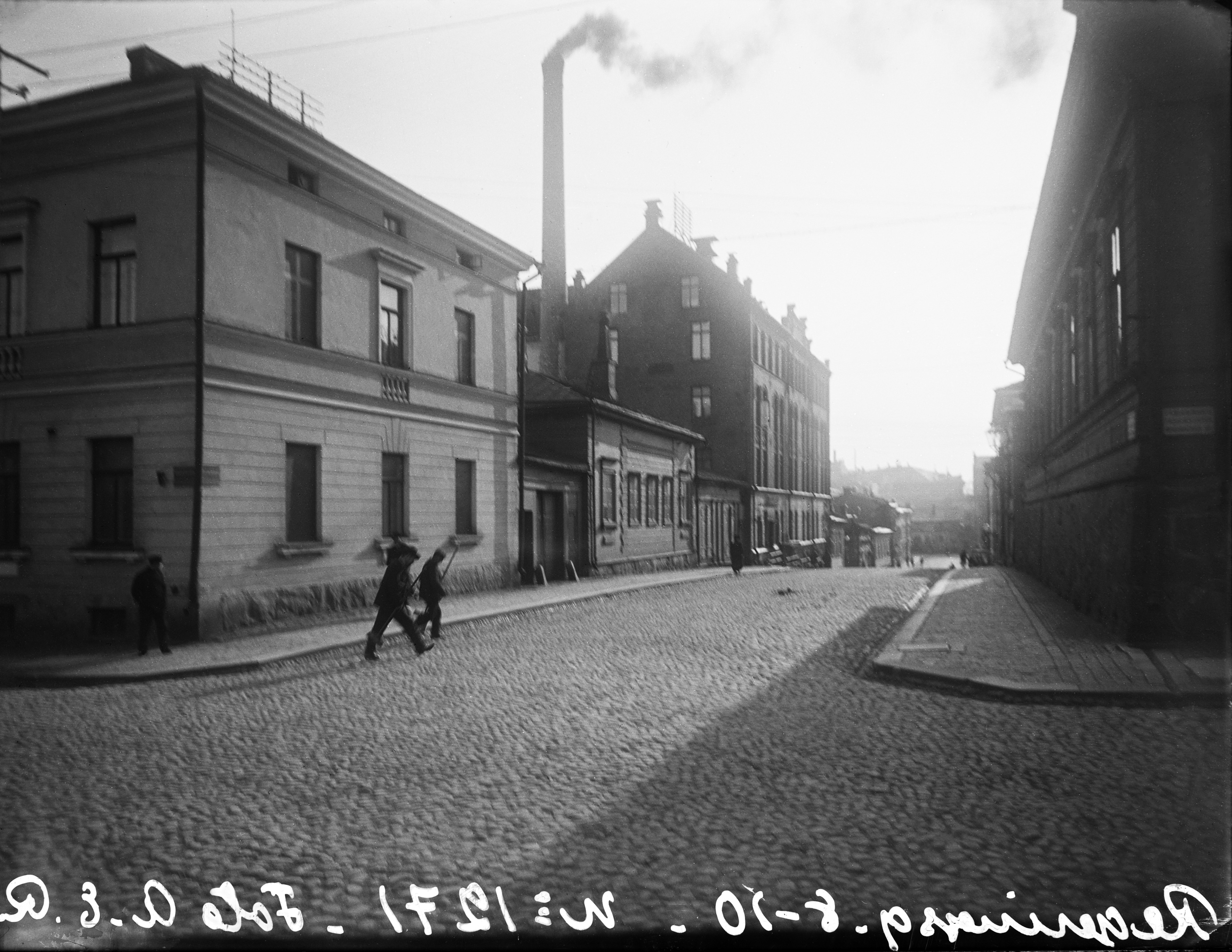 Hallituskatu 8, 10 (nyk. Yliopistonkatu 4, 6)  nähtynä Fabianinkadun kulmasta Mikonkatua kohti.