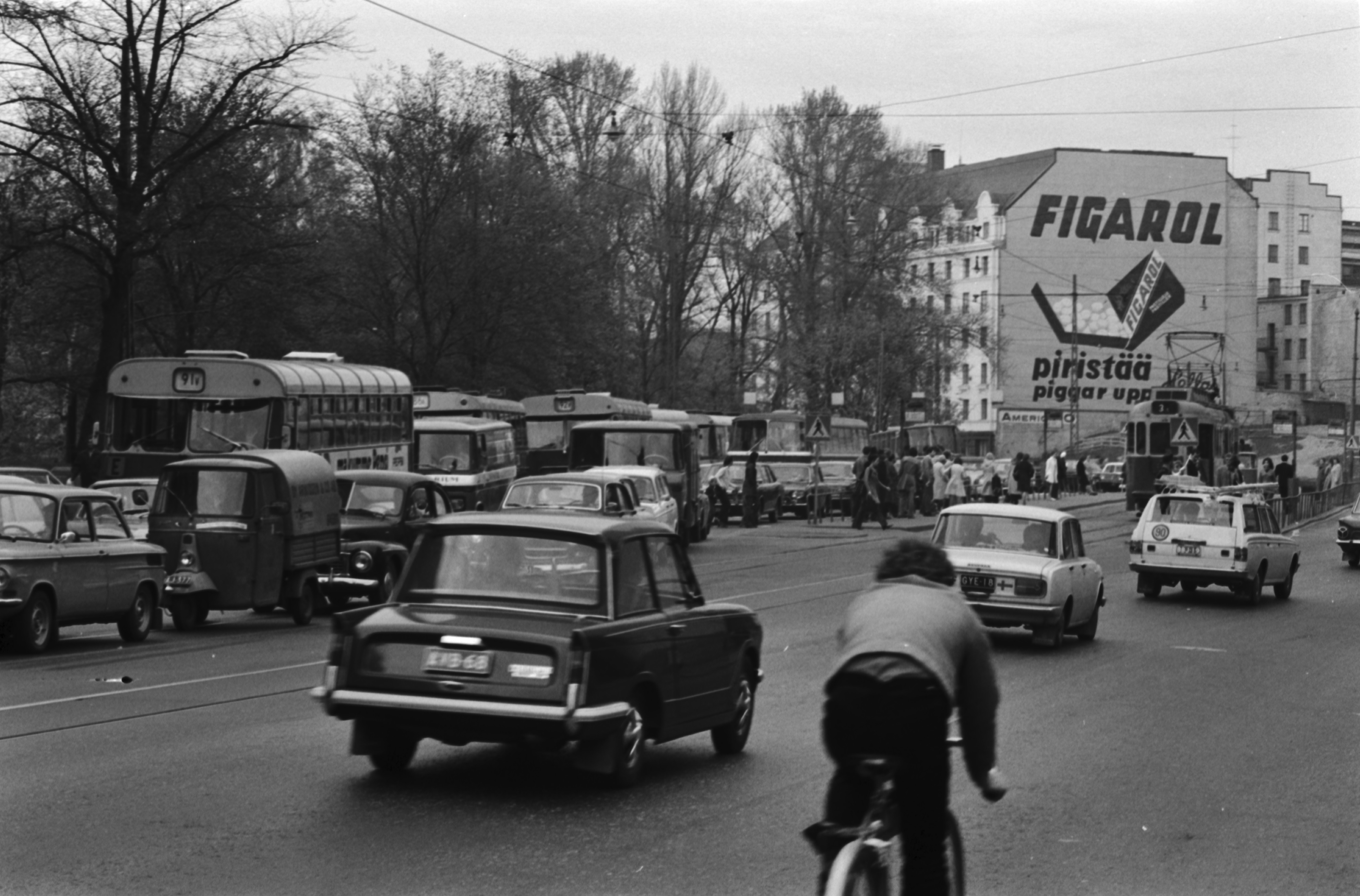 Ruuhkaliikennettä Kaisaniemenkadulla Kaisaniemenpuiston kohdalla