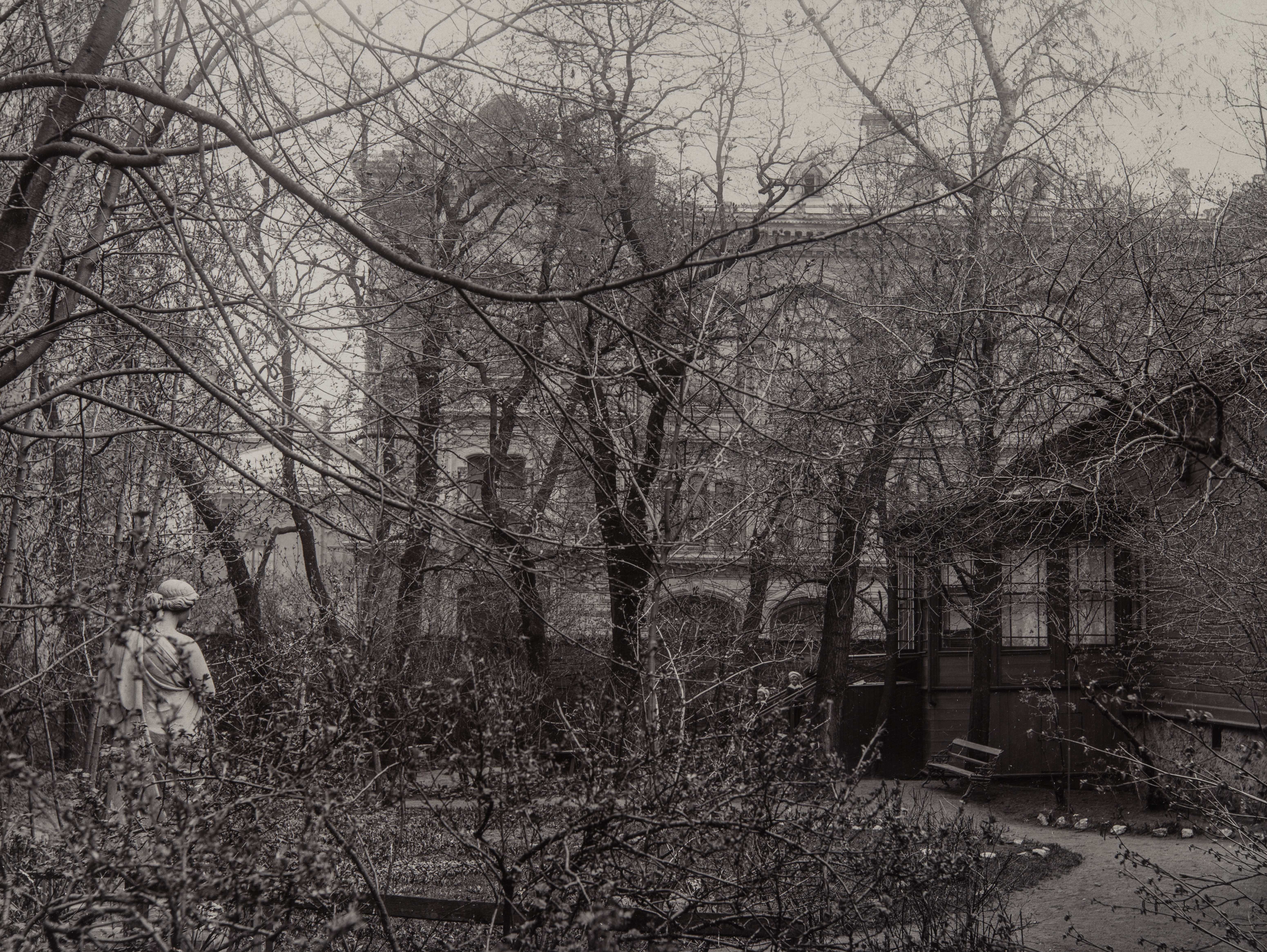 Hakasalmenkatu 4 (nykyinen Keskuskatu 4), näkymä Tollanderin talon pihalta. Taustalla vapaapalokunnan talo osoitteessa Hakasalmenkatu 3. Tollanderin talo on purettu v. 1904. Vedostettu peilikuvana negatiivista.