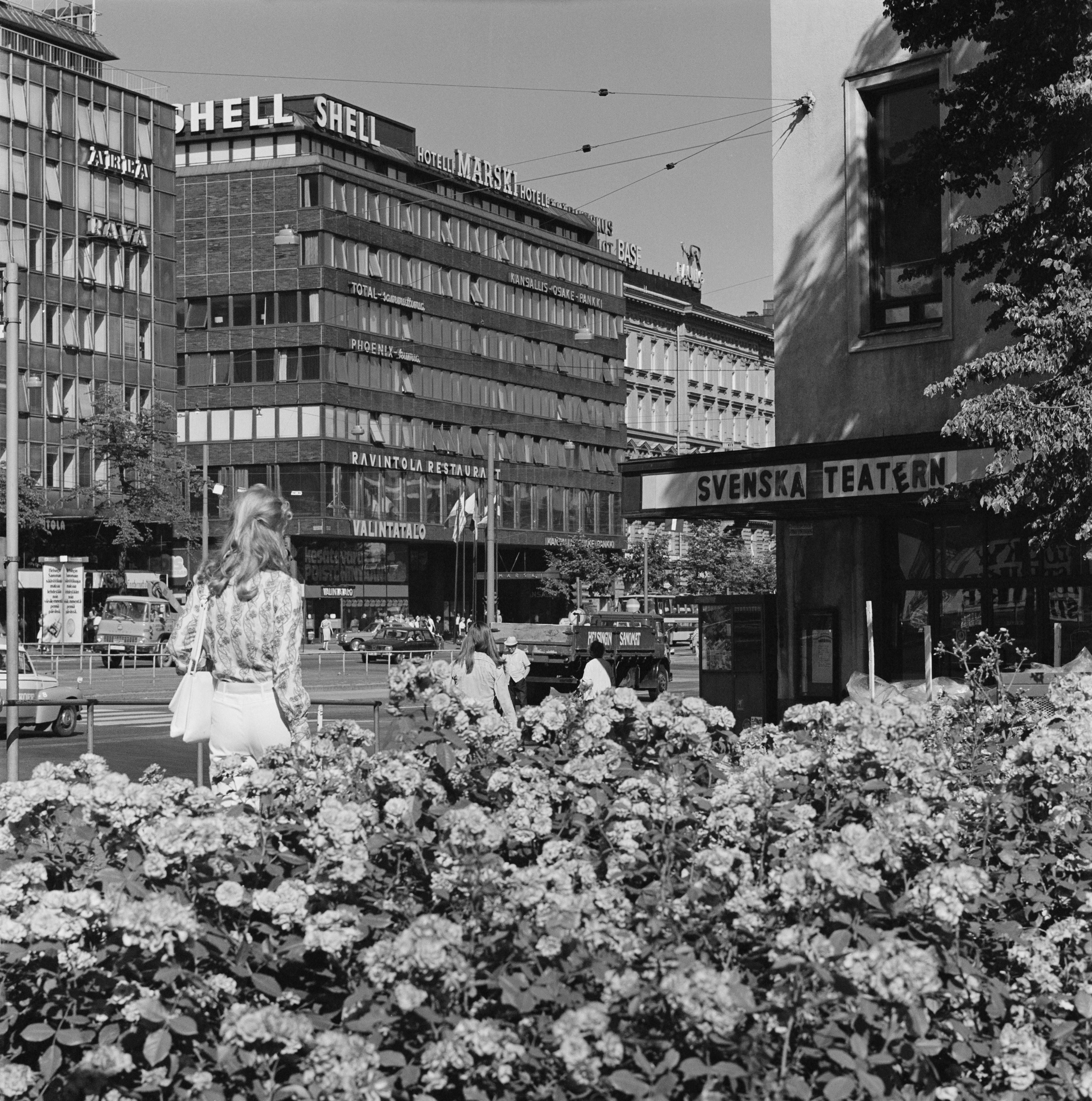 Jalankulkijoita Ruotsalaisen teatterin (Svenska Teatern) kulmalla Mannerheimintiellä. Taustalla Mannerheimintie 10, 12.