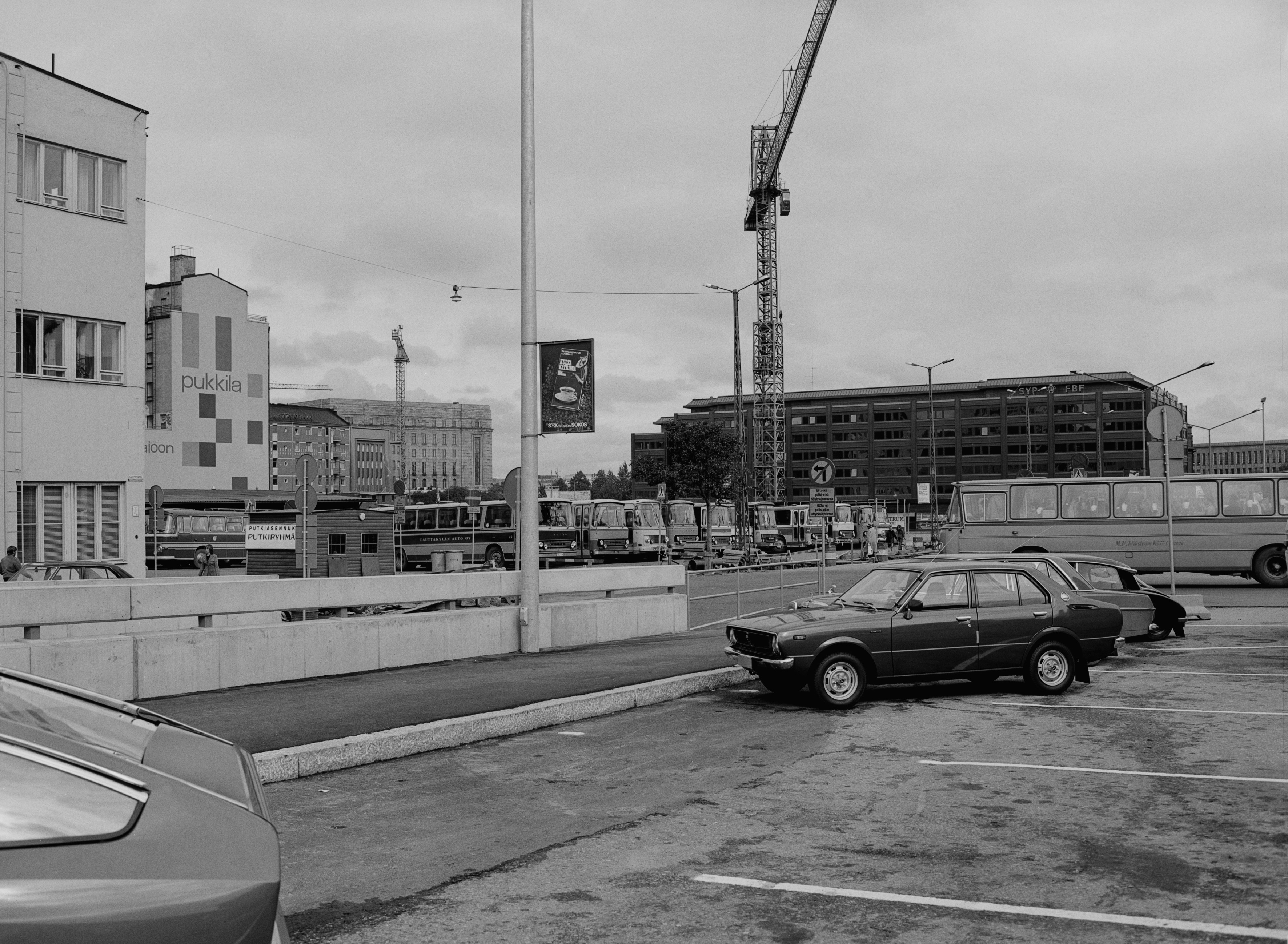 Kamppi, linja-autoasema. Lähiliikenteen linja-autoja Salomonkatu 13:n tontilla. Syyskuu 1977.