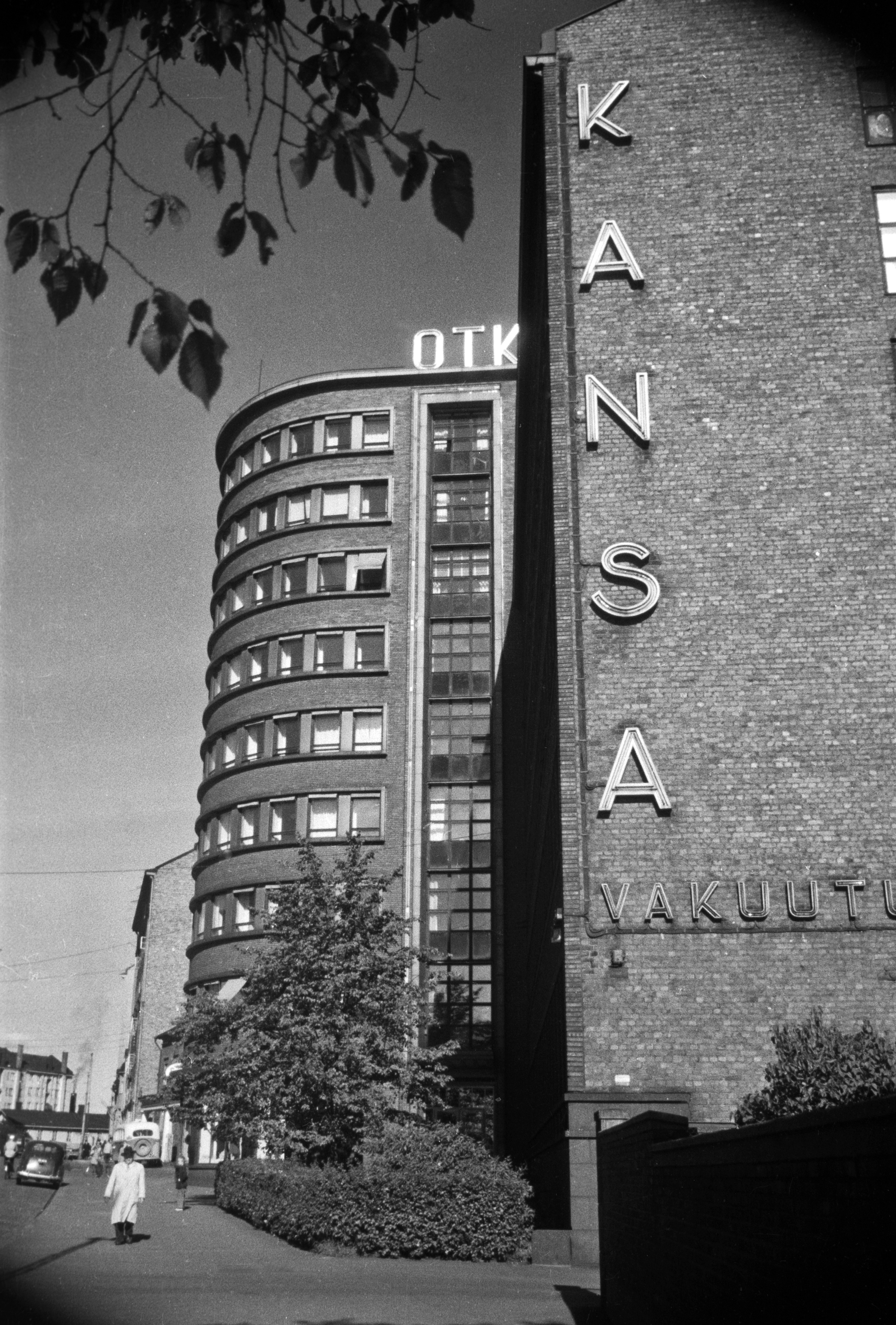 Osuustukkukauppa OTK:n ja Kansa-vakuutusyhtiön pääkonttori osoitteessa Hämeentie 19. Väinö Vähäkallion suunnittelema tiilirakennus.