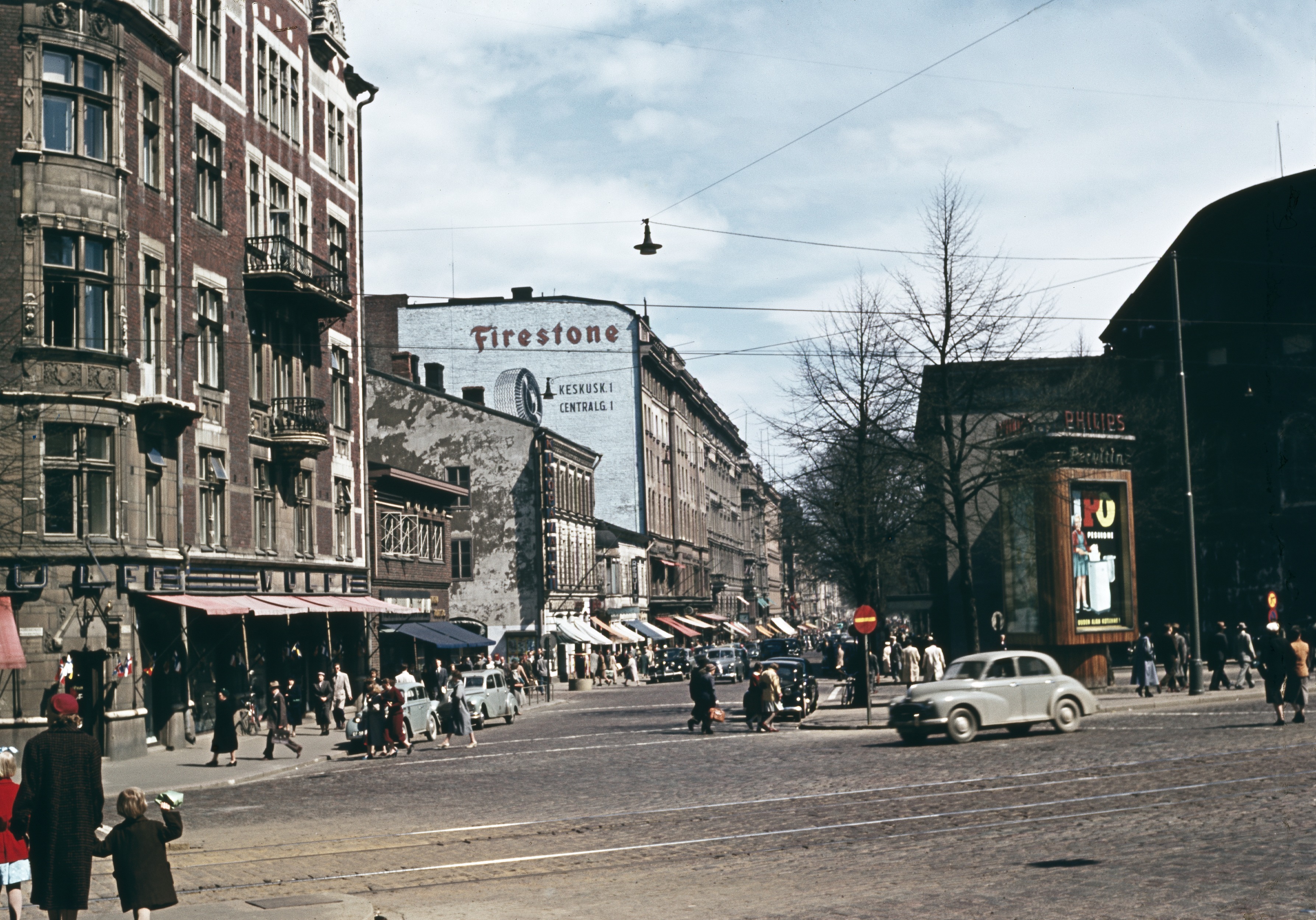 Wulffin kulma, Mannerheimintien - Pohjoisesplanadin kulma. 1950-luvun autoja ja mainoksia (Upo, Firestone, Philips). Pohjoisesplanadi 41, 39, 37.