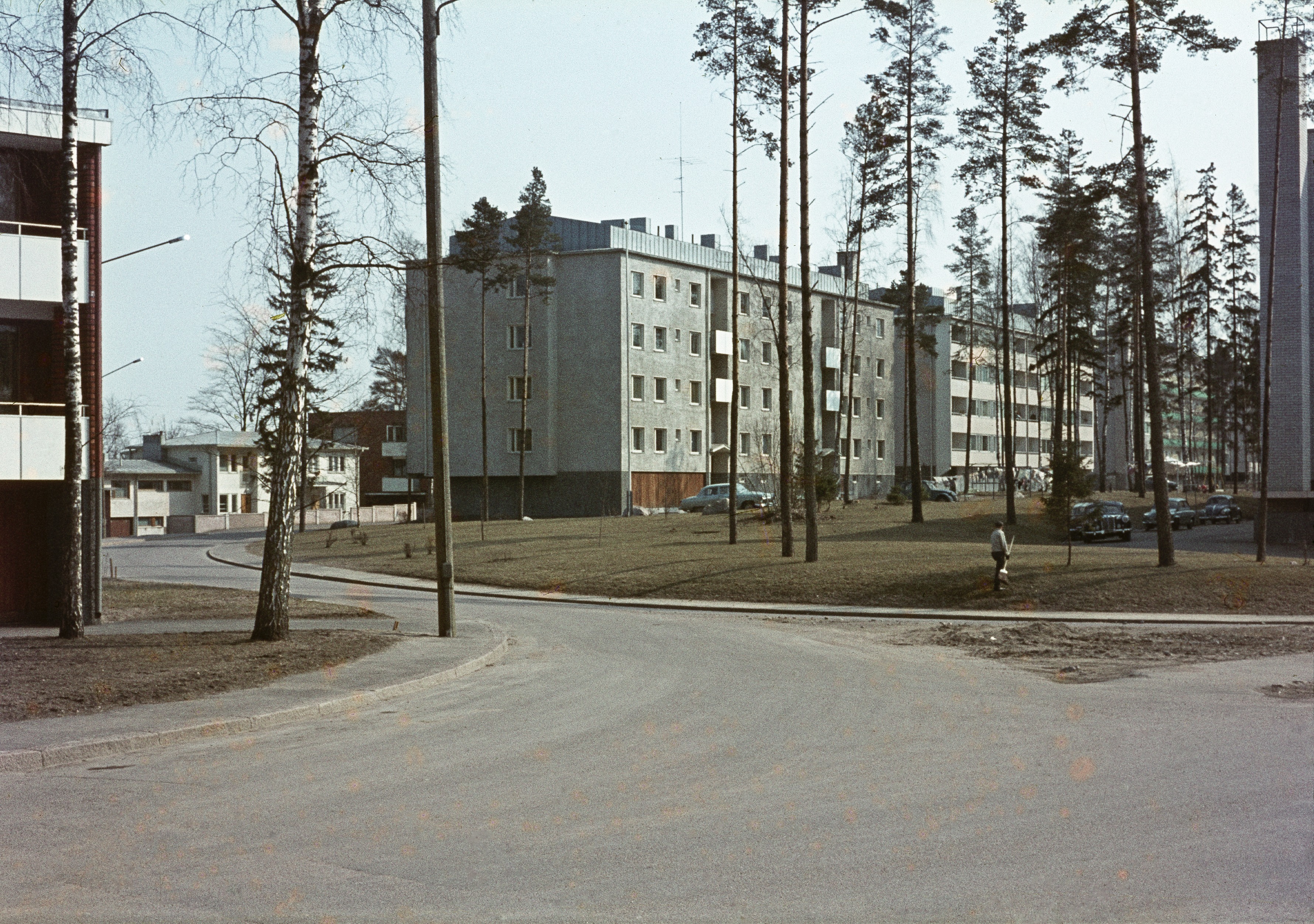 Katajaharjunniemi, Lauttasaari. Luoteisväylä, Katajaharjuntien ja Luoteisväylän risteys kuvattuna luoteesta. Keskellä kerrostalo Luoteisväylä 32.