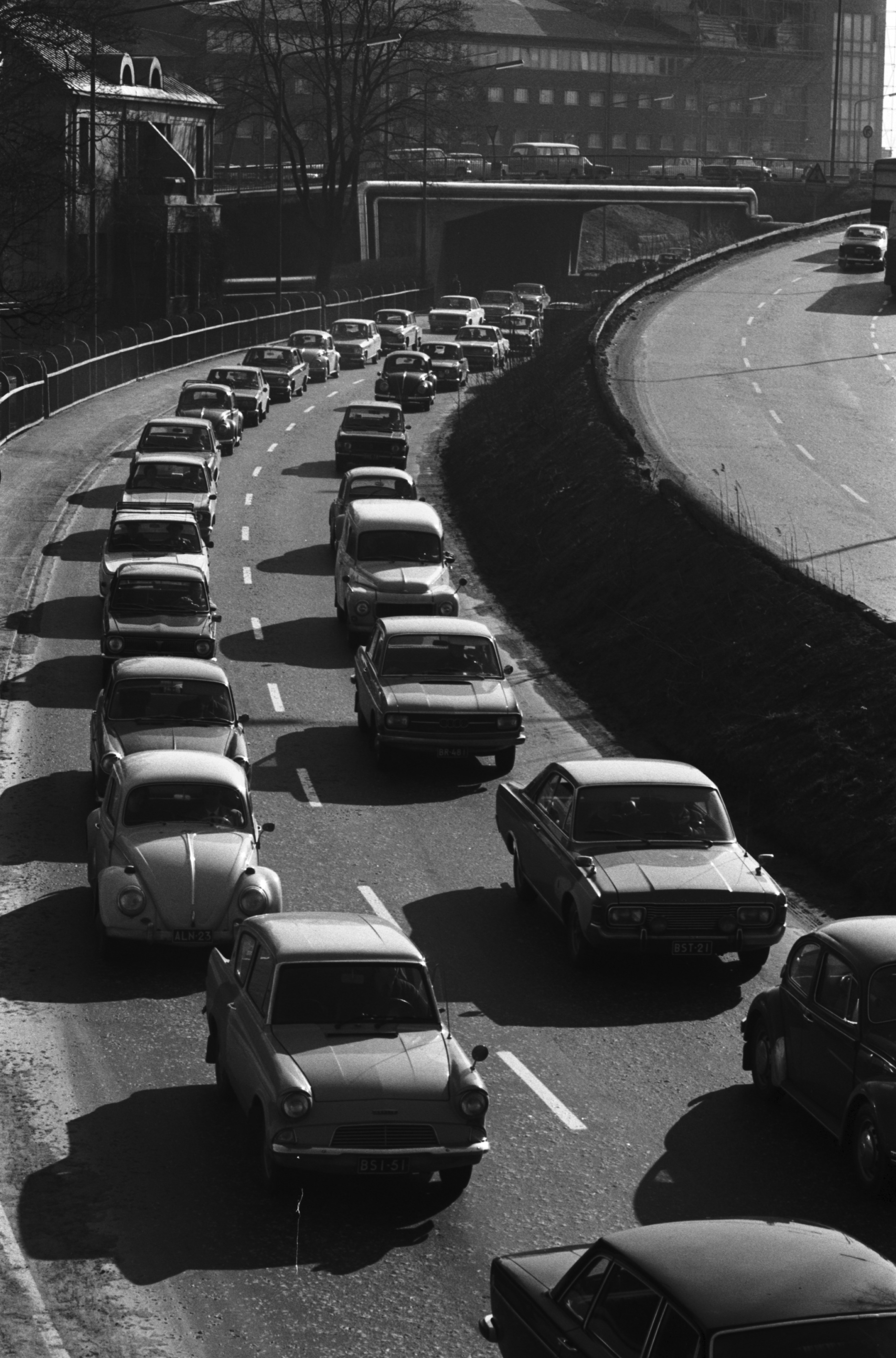 Aamuruuhkan autojonoja Kulosaaren sillan Sörnäisten puoleisessa päässä Suvilahden kaarteessa. Näkymä ylikulkusillalta koilliseen.