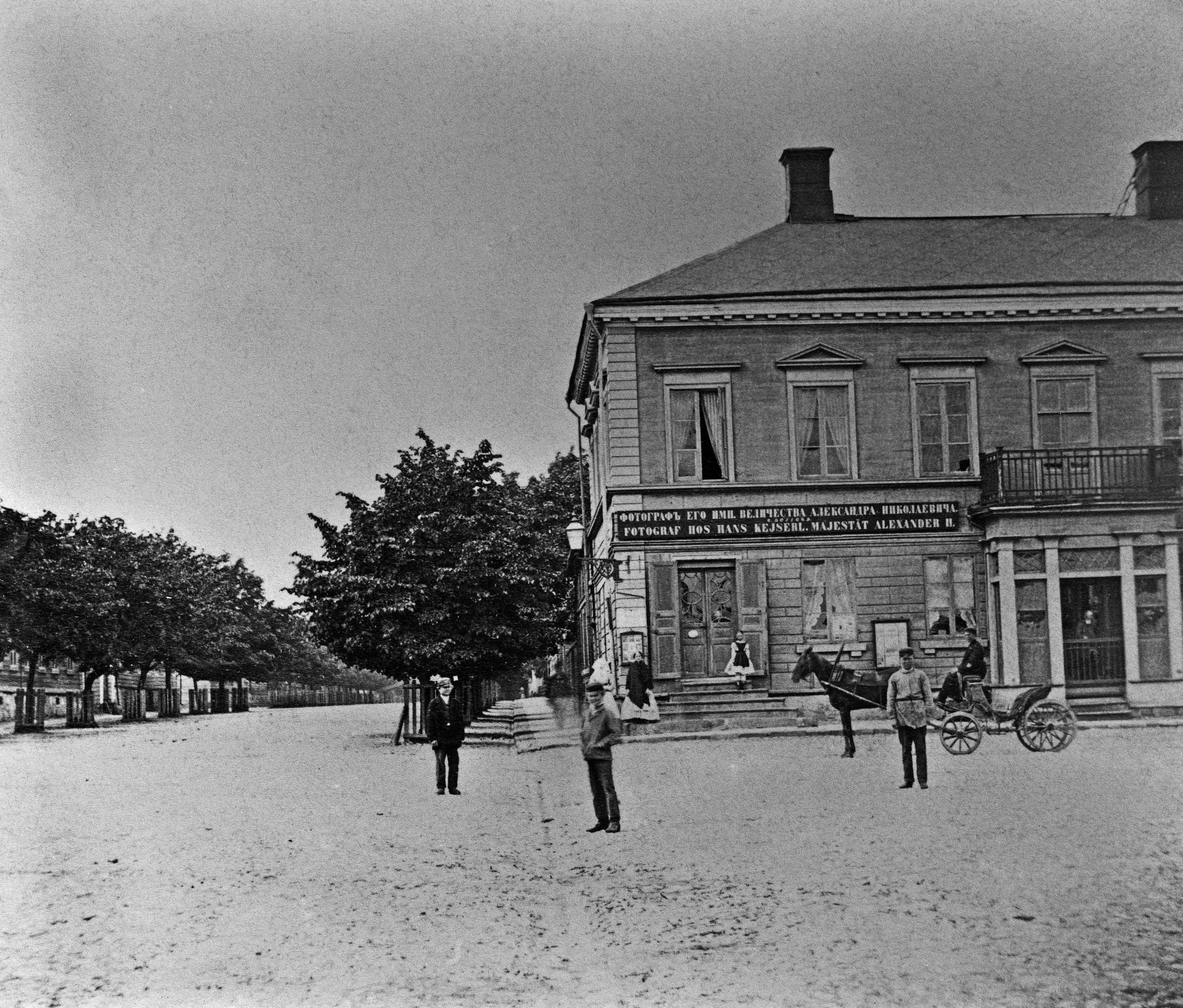 Läntinen Heikinkatu 6 (= Mannerheimintie 2), vasemmalla Bulevardi. Kuvassa olevassa rakennuksessa sijaitsi E. Hoffersin valokuvausateljee.