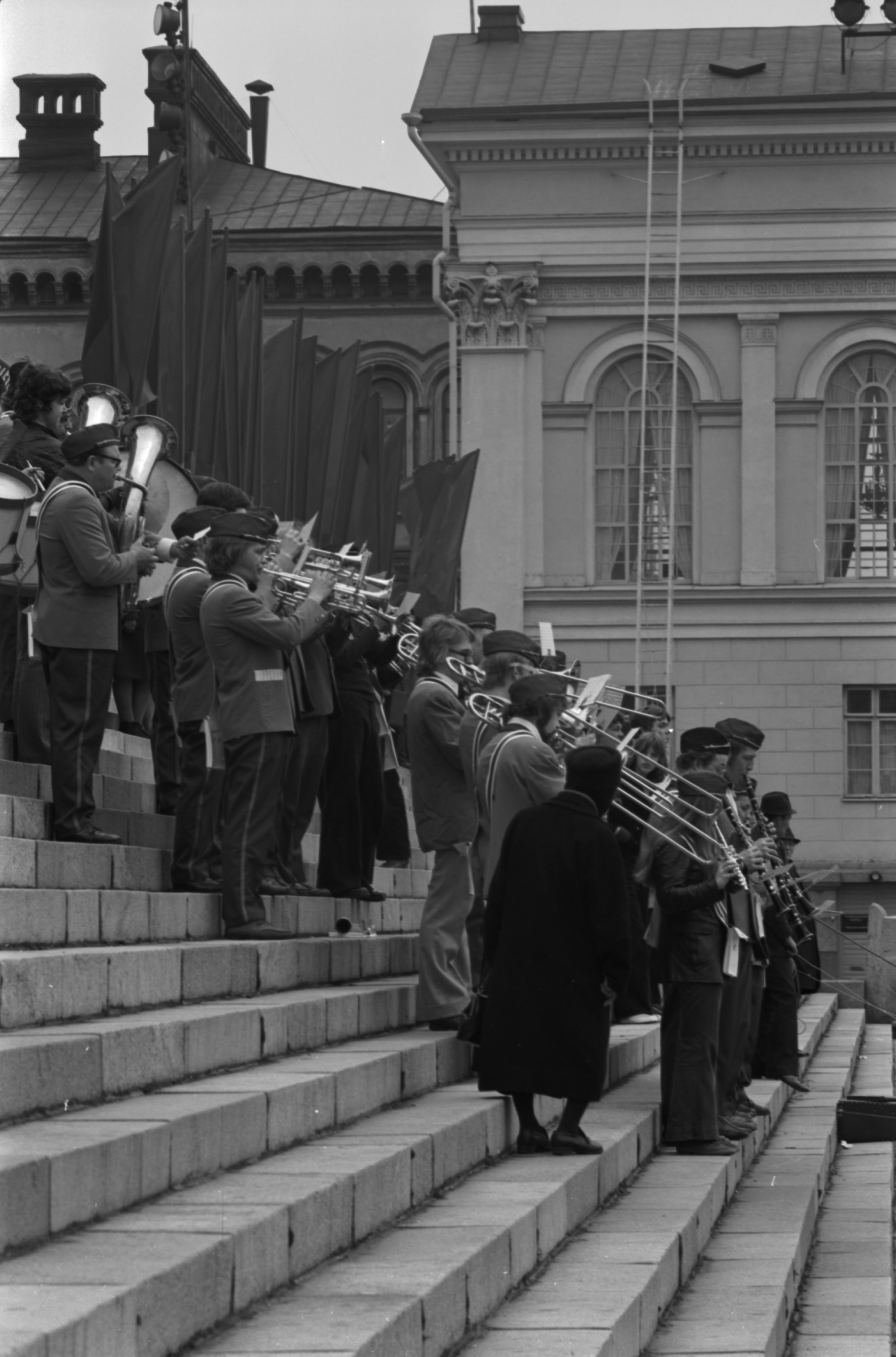 Hallituskatu 7. Työväen vappukulkueen soittokunta Tuomiokirkon portailla 1.5.1972.