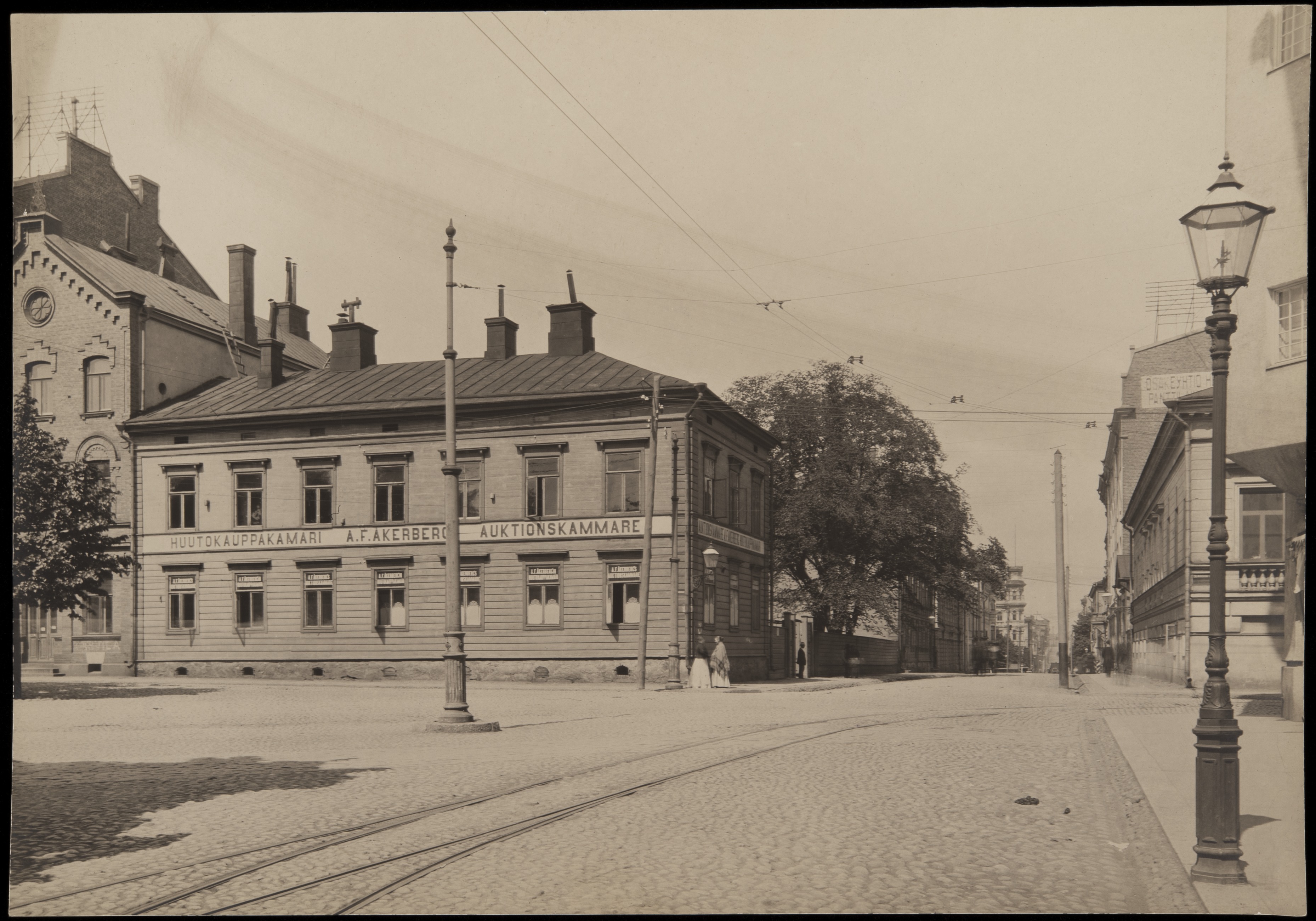 Pohjoinen Makasiinikatu 7 - Fabianinkatu 4, Huutokauppakamari A. F. Åkerberg (rakennus purettu 1904). Vasemmalla Kasarmitori.