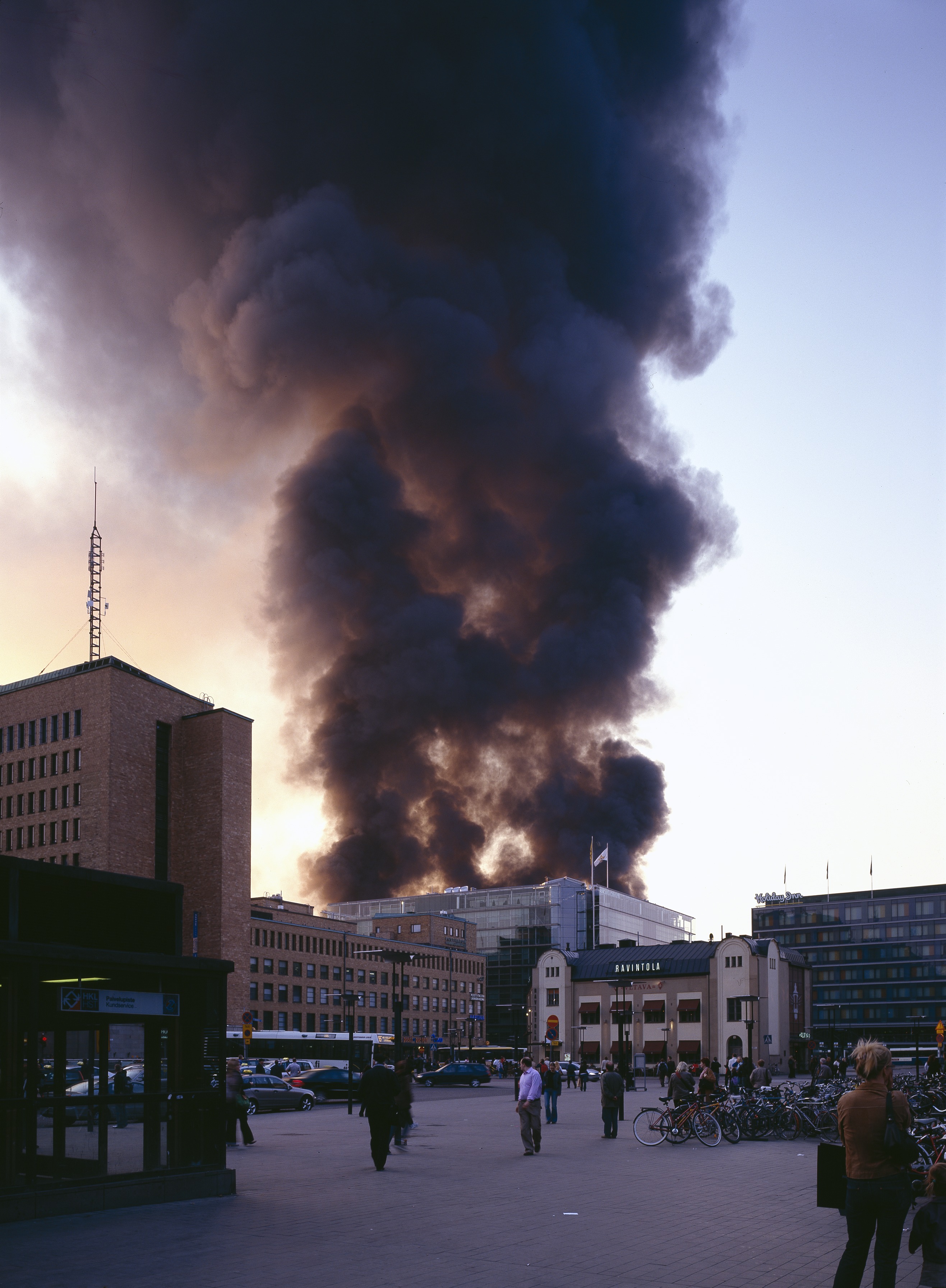 VR:n makasiinien tulipalo 5.5.2006 nähtynä Asema-aukionlta metron sisäänkäynnin  luota.