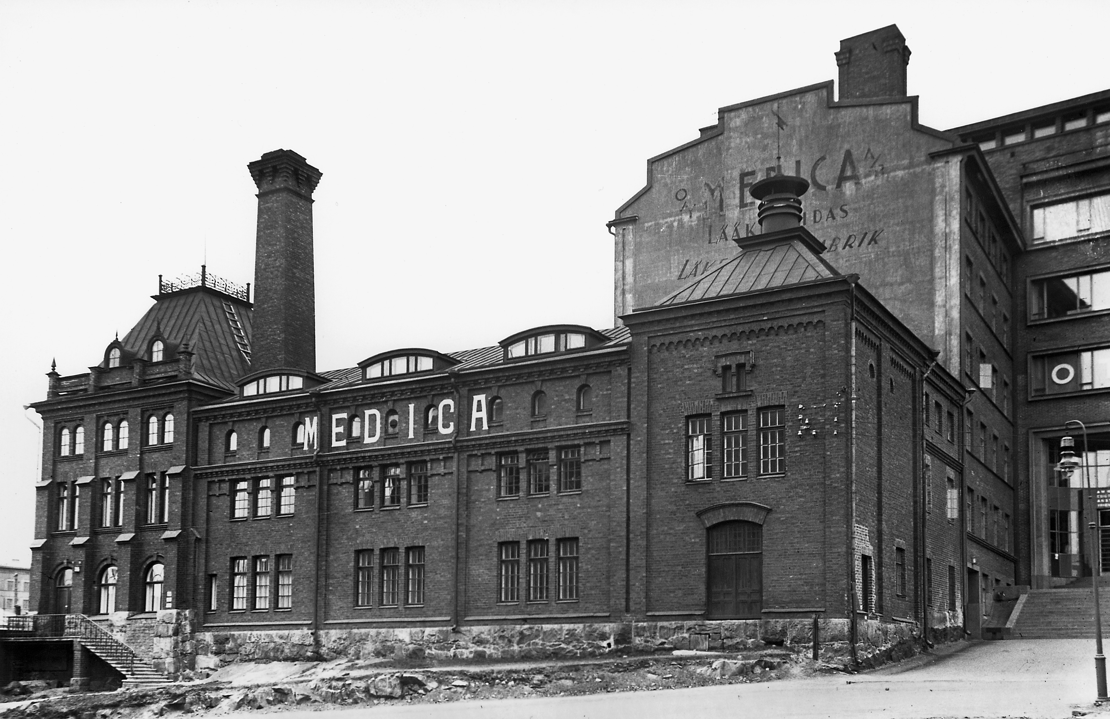 Töölönkatu 26. Westerlundin karamellitehdas, myöhemmin Medican lääketehdas. Arkkitehti Josef Stenbäck ja laajennusoasan arkkitehti K.G. Grahn, 1800-1900 -luvun vaihde. Talo purettu 1970-luvun alussa.