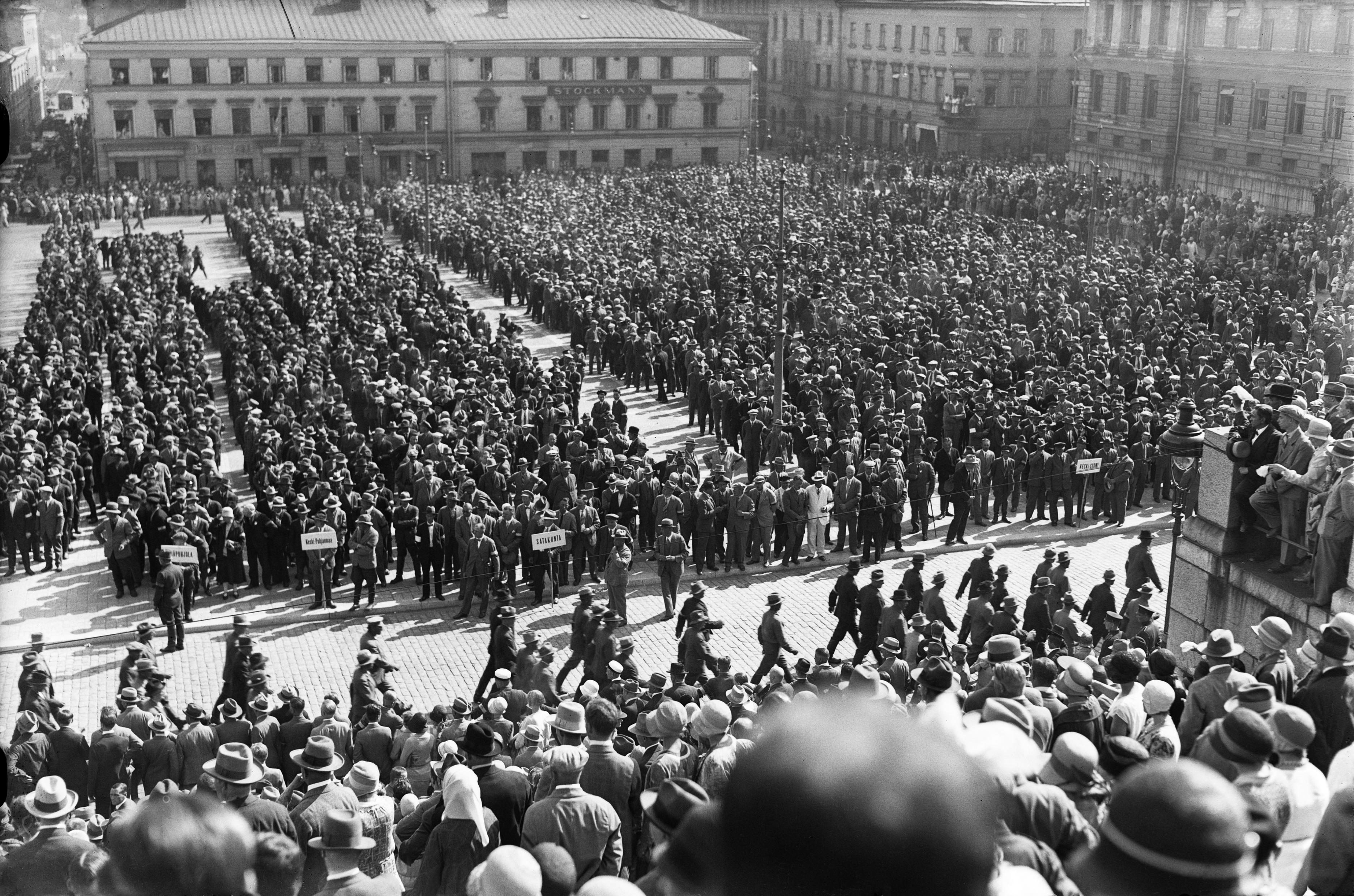 Talonpoikaismarssi v.1930, osanottajia Senaatintorilla.
