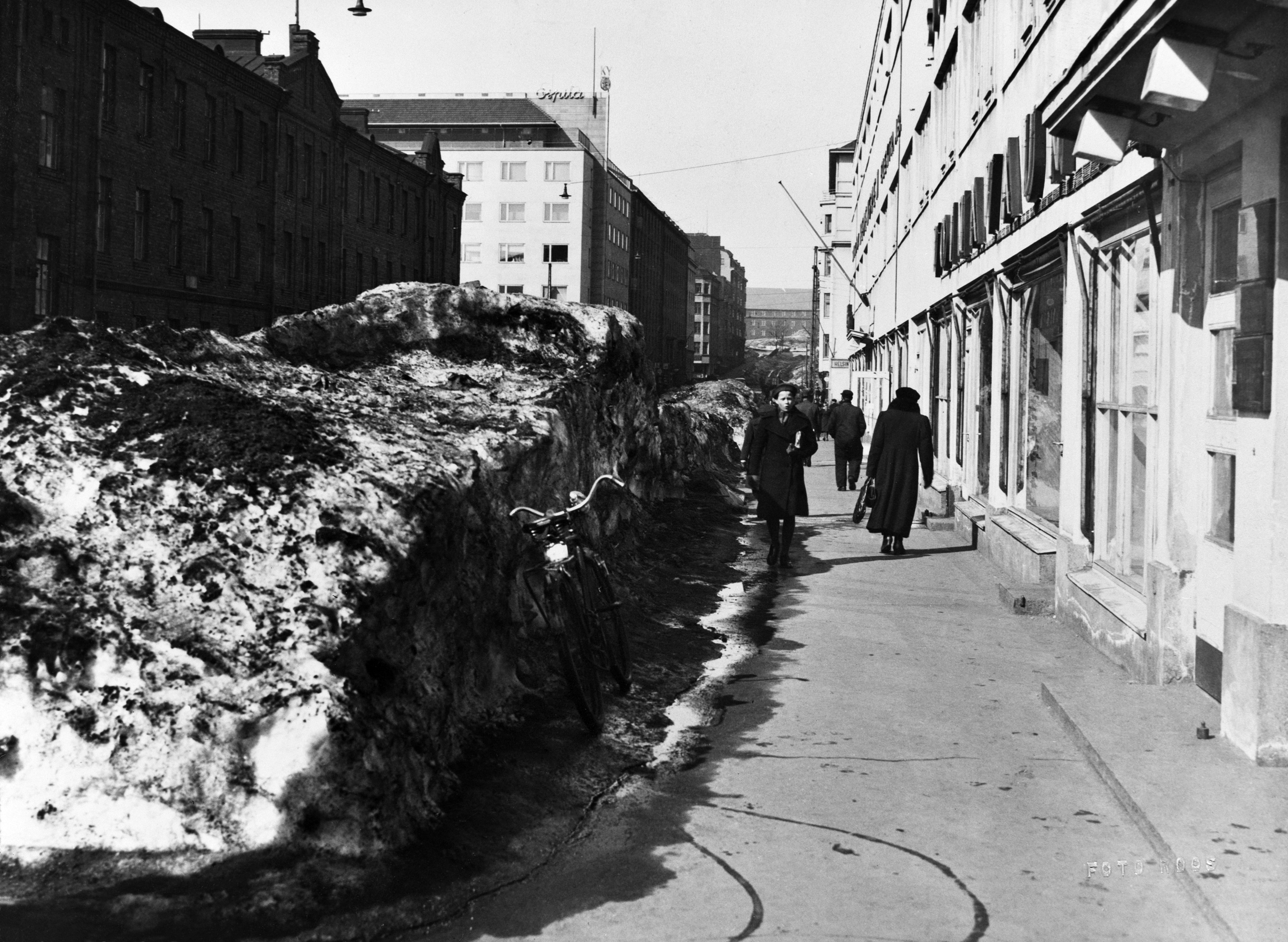 Lumikinoksia Fredrikinkatu 65:n edustalla. Autojen puuttumisen vuoksi lumenajoa kaduilta ei suoritettu.