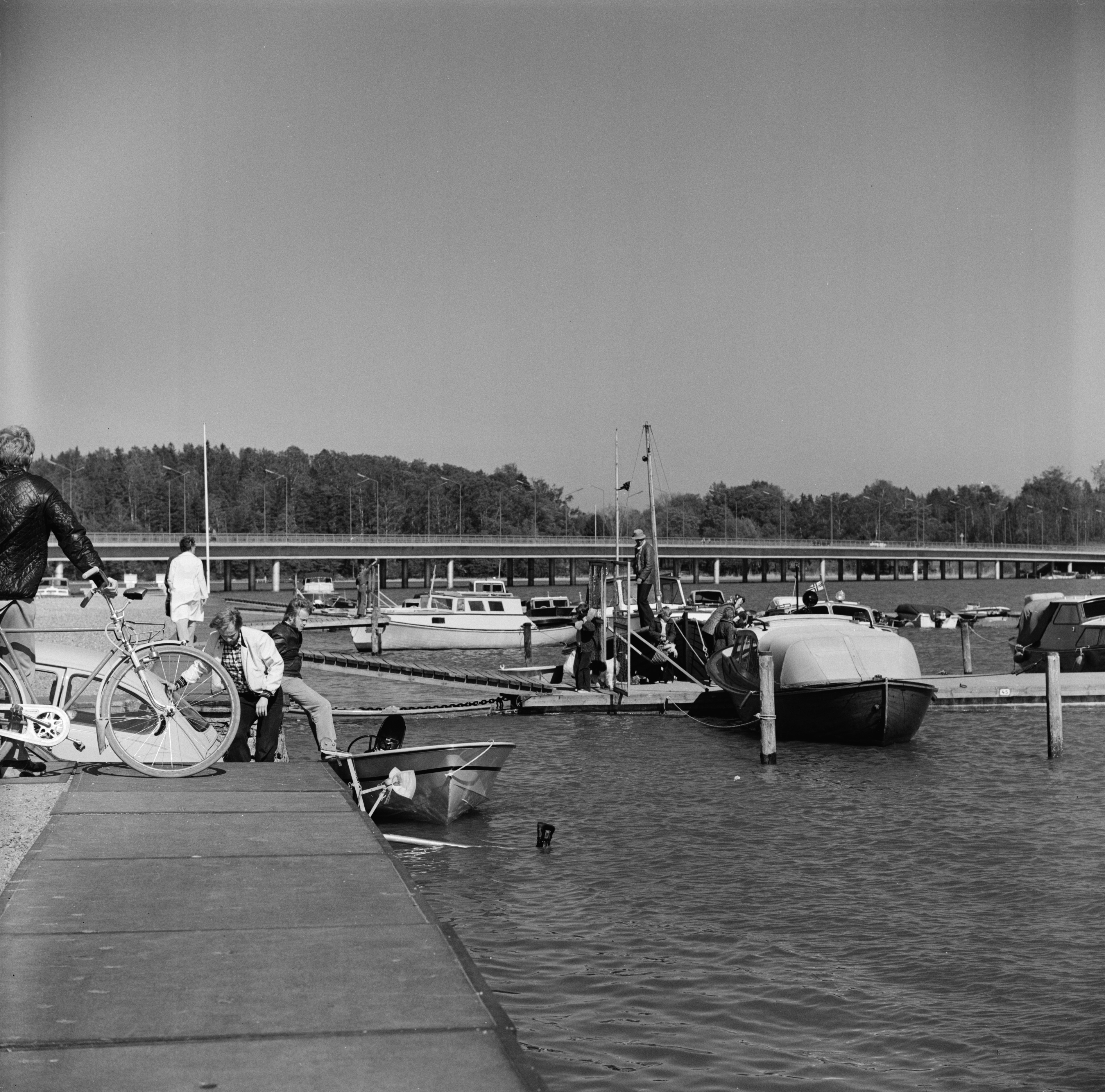 Puotilan venesatama, Meripellontie 11, Vartiokylän lahden rannalla. Taustalla Vuosaaren silta.
