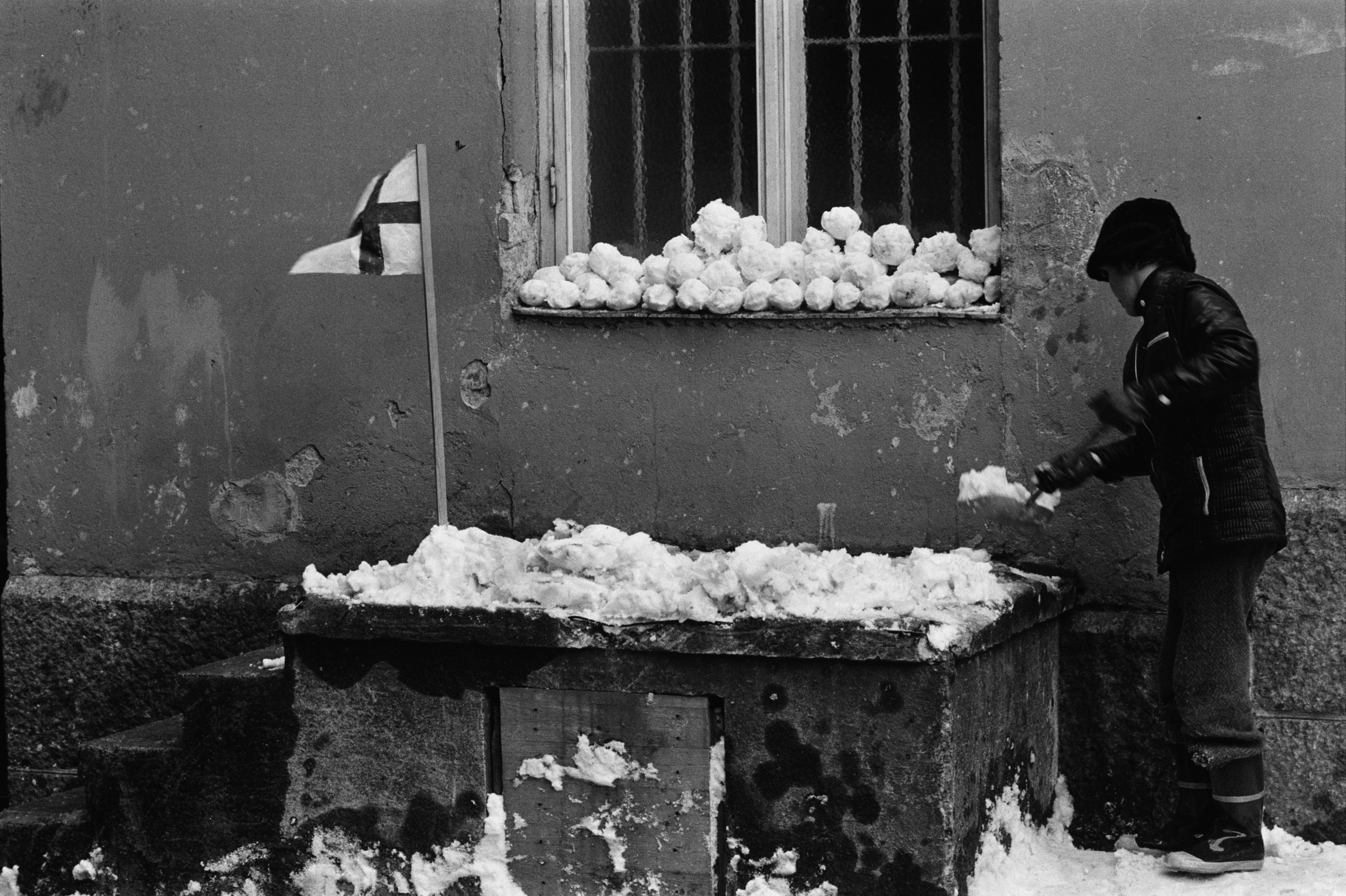 Lumisotaan varustelua. Liisankatu 7. Kevättalvi 1973.