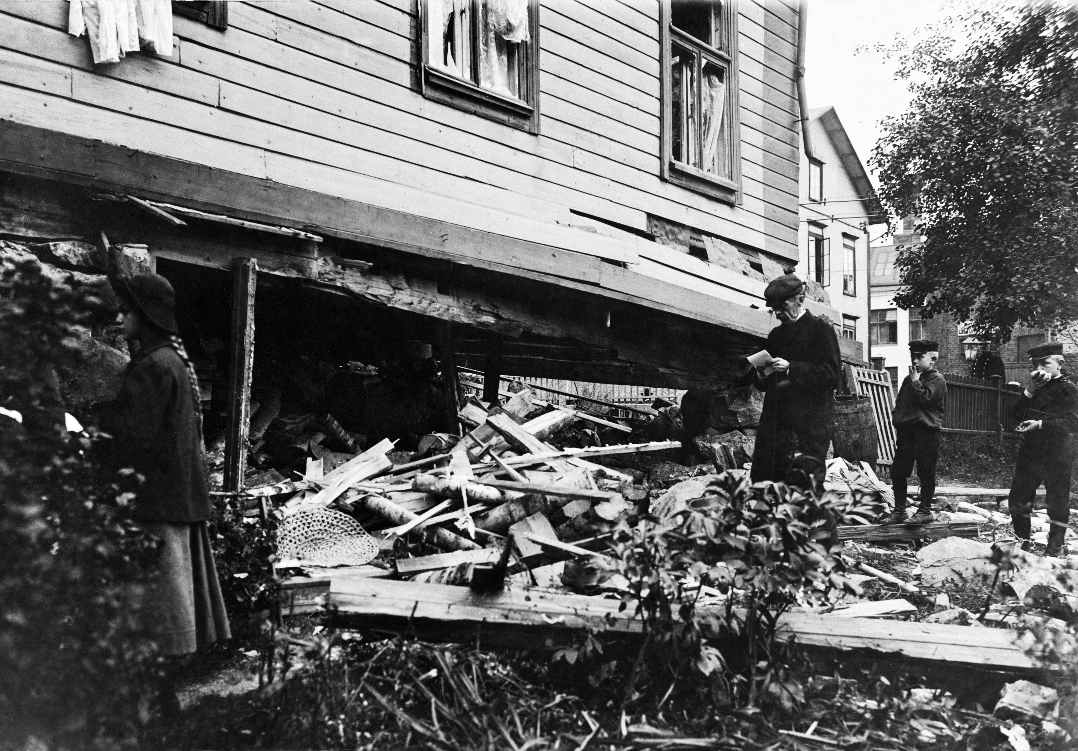 Pommiattentaatti,  Siltasaarenkatu 2. Osoitteen lähellä sijaitsi santarmien tukikohta.