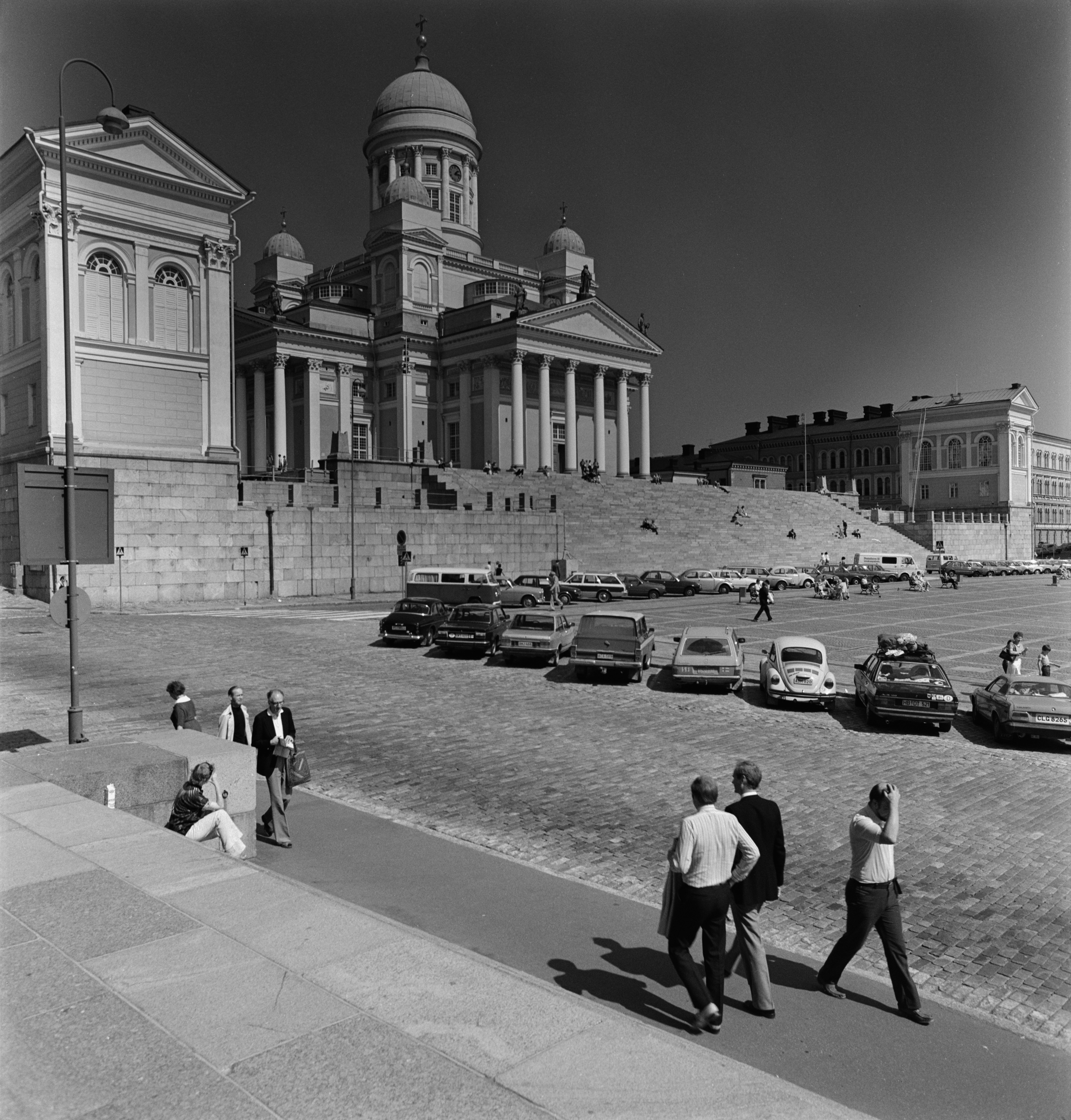 Tuomiokirkko ja Senaatintori nähtynä Yliopiston päärakennuksen portailta.