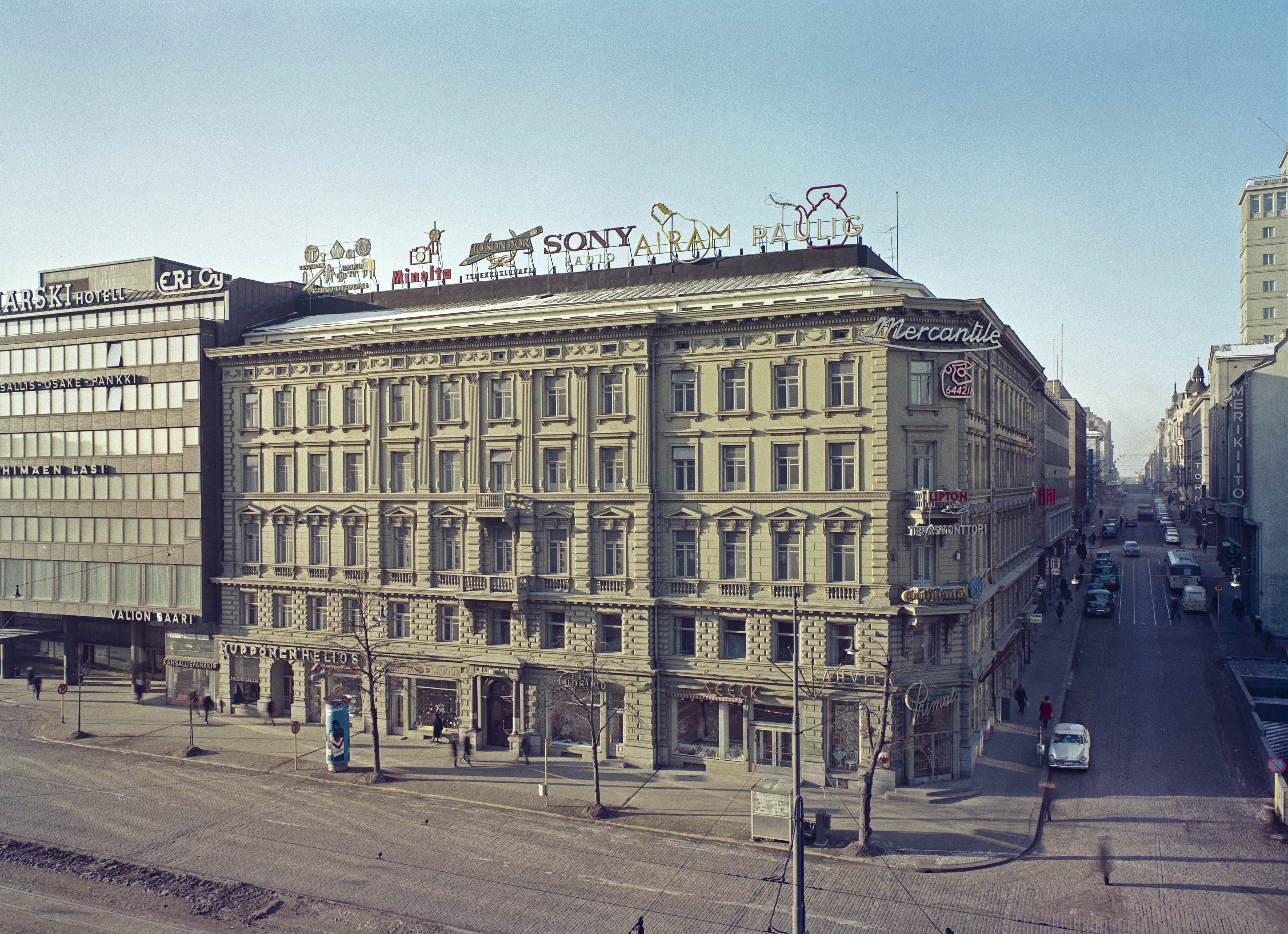 Mannerheimintie 12. Vasemmalla hotelli Marski ja oikealla Kalevankatu, jolla on vielä lyhyen matkaa raitiotiekiskoja.