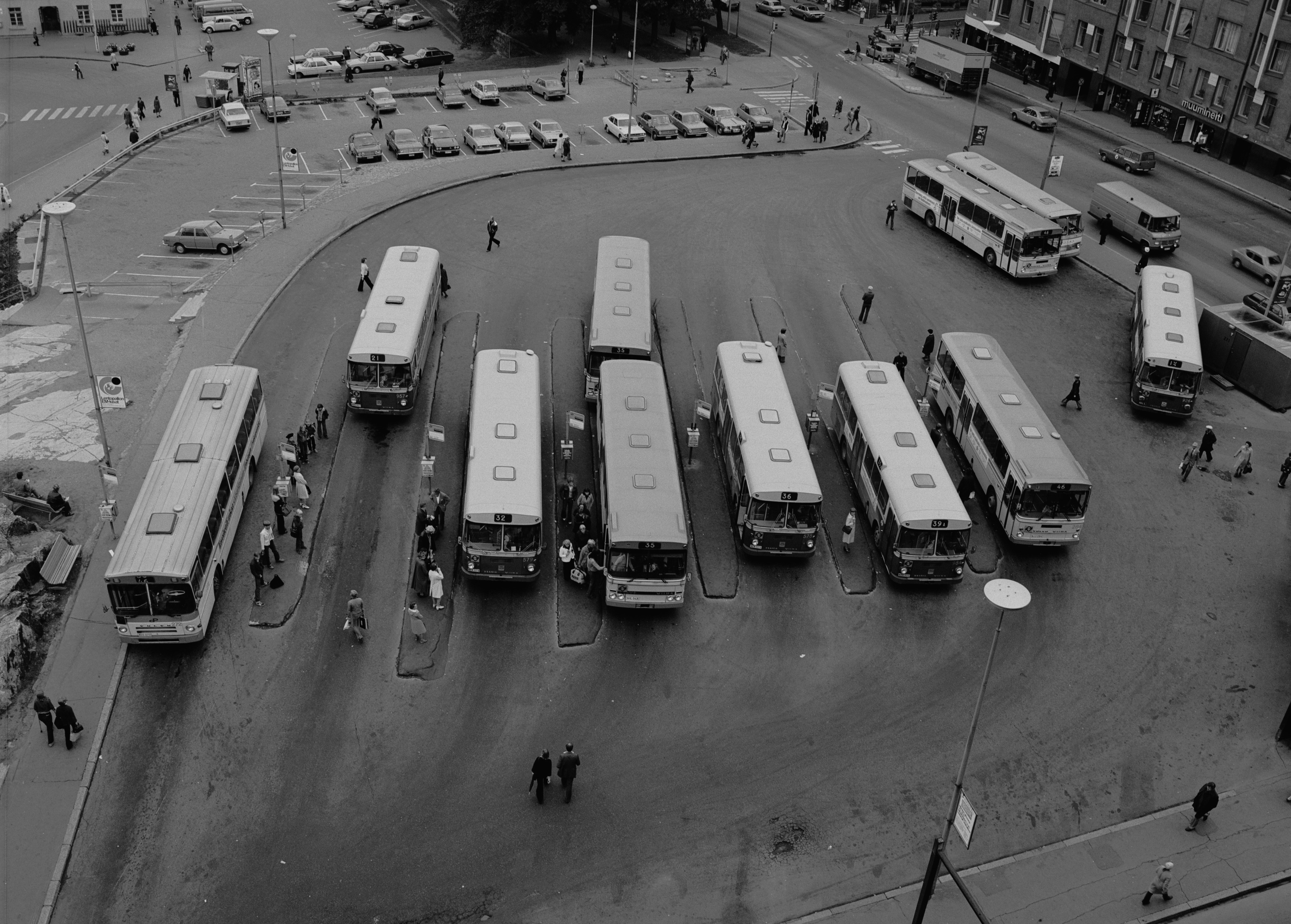 Kamppi, linja-autoasema. HKL:n busseja Simonkentällä Annankatu 34:n katolta nähtynä.