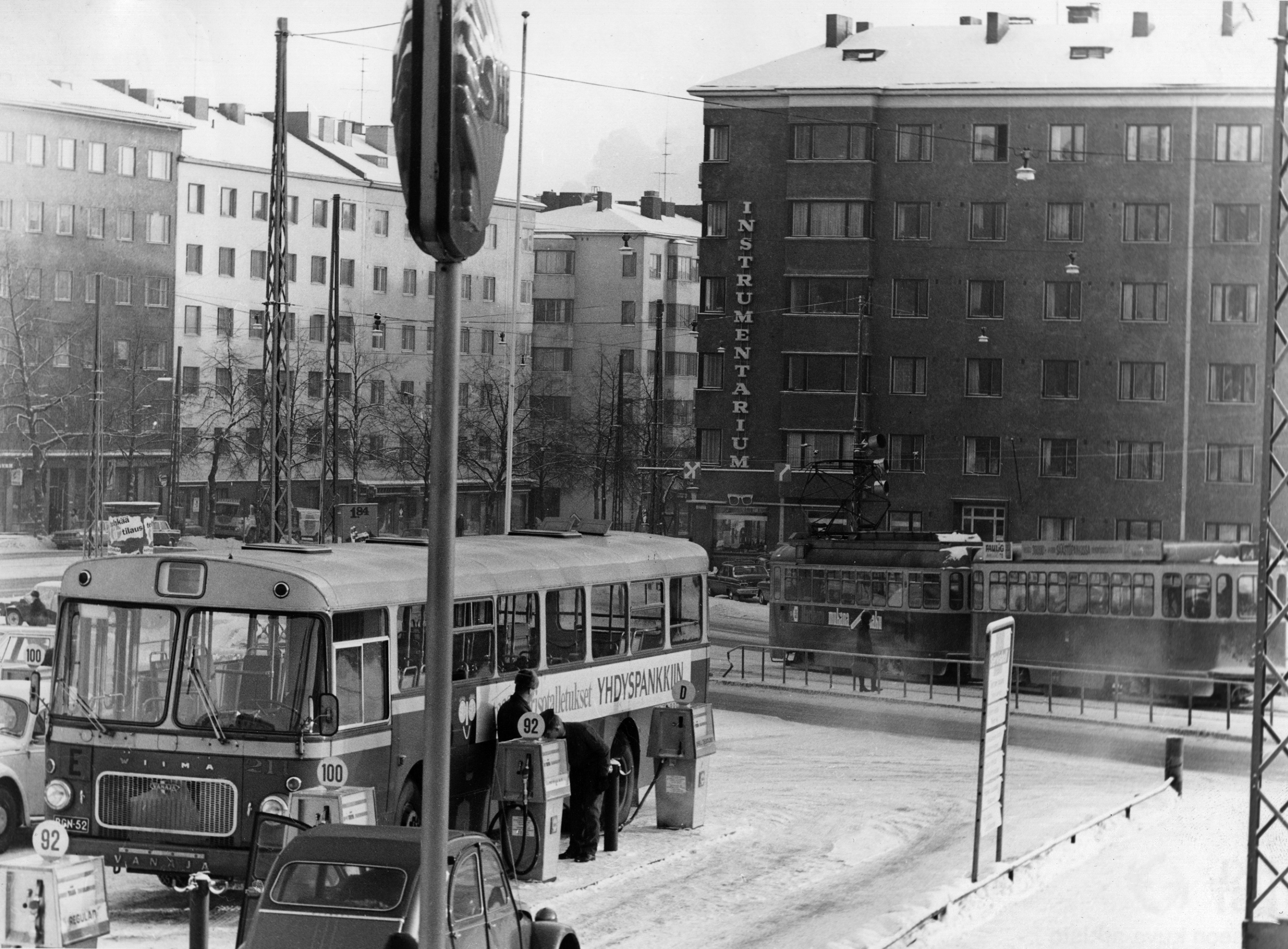 Bus tanking at Shell Oy's Industrial Customs Station, Stockholmkatu1