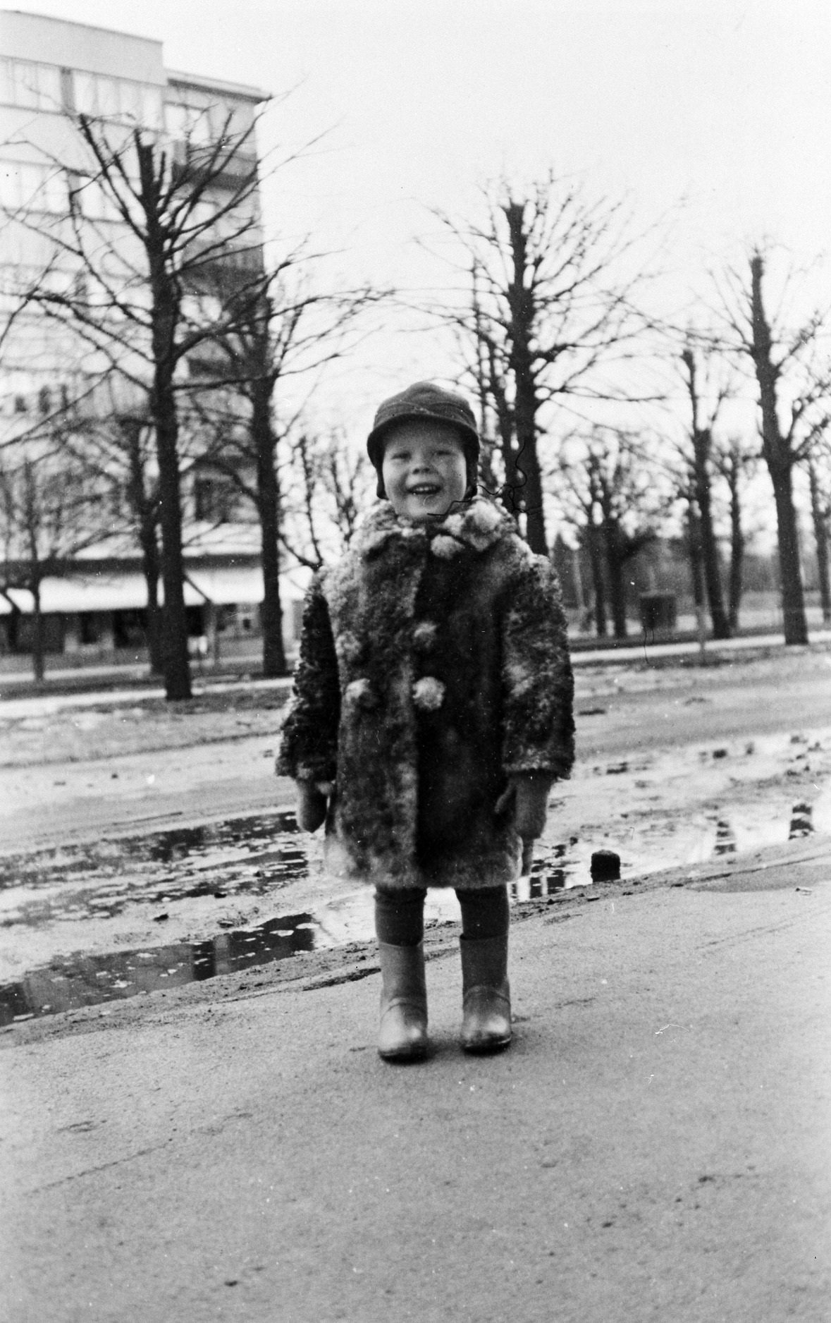 Seppo Niemelä Iso-Puistotie  ( = Munkkiniemen puistotie ) 10:n edessä varhain keväällä 1939.