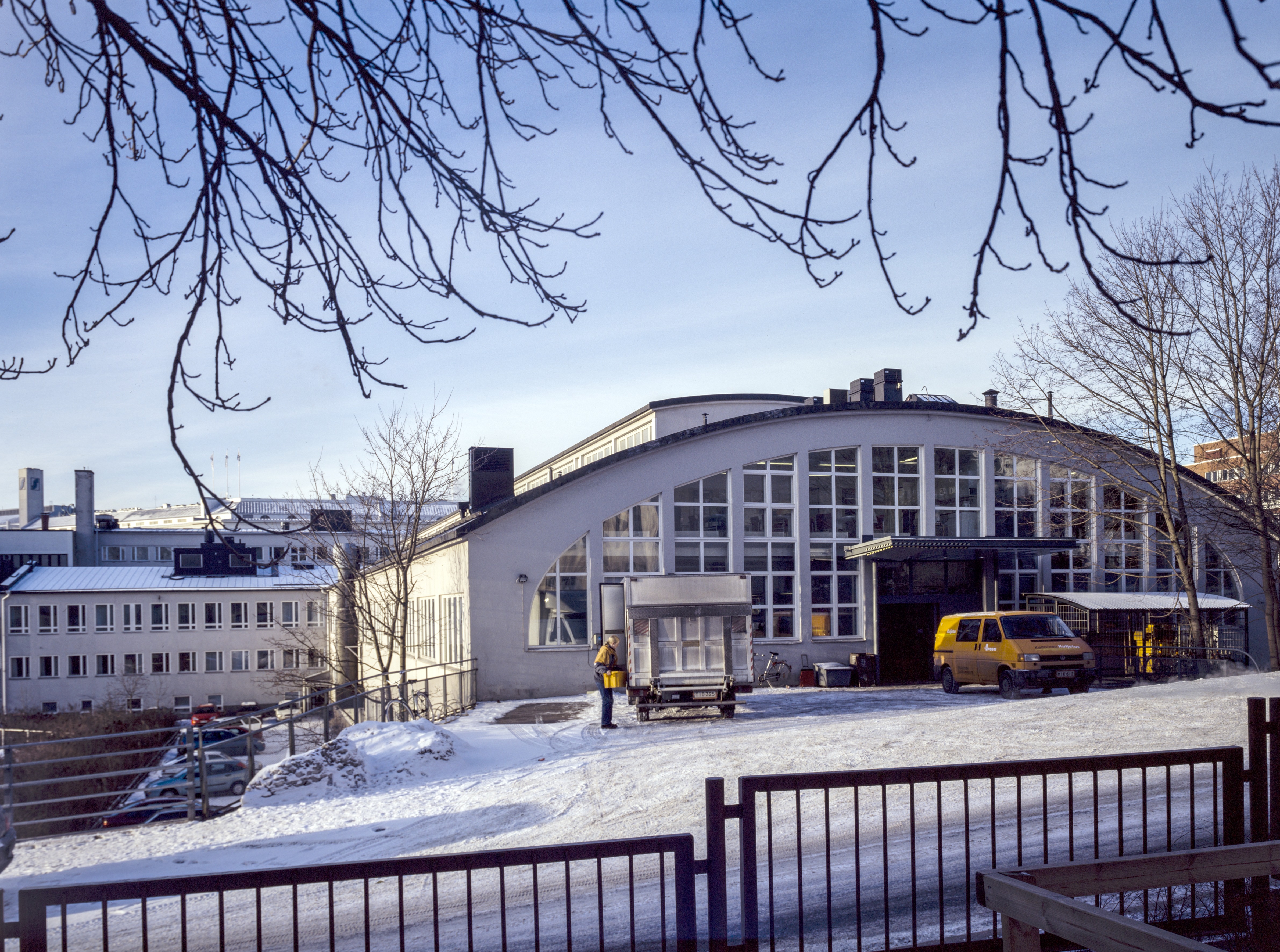 Roineentie 10 - Sturenkatu 21 - Teollisuuskatu 5. Rakennuksen yläkerrassa toimii posti 00510 Helsinki. Rakennus on entinen Oy Volvo Auto Ab:n autoliikkeen toimisto- ja varastorakennusrakennus.