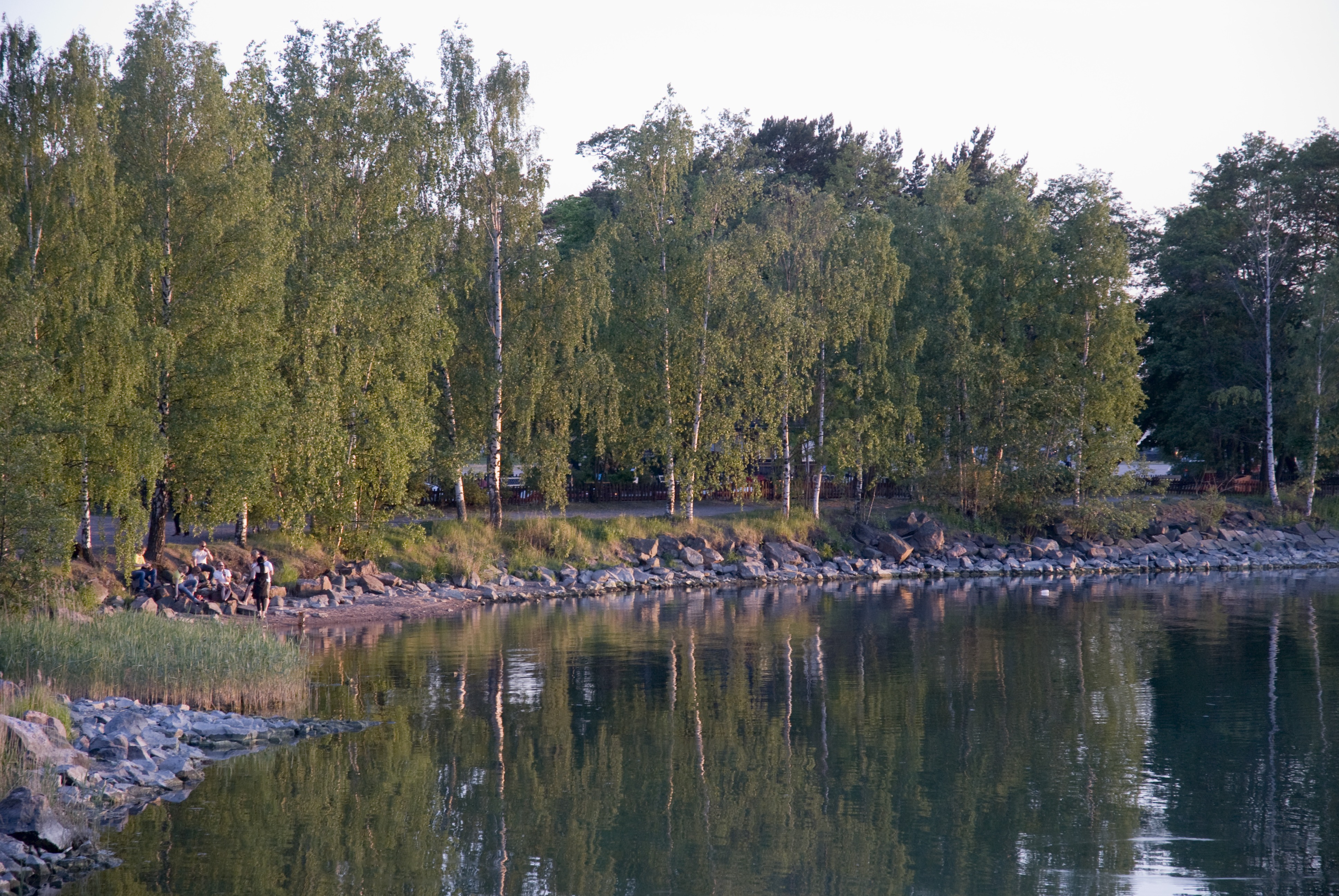 Nuorison juhlintaa Taivallahden rannassa koulujen päättymispäivänä 31.5.2008.