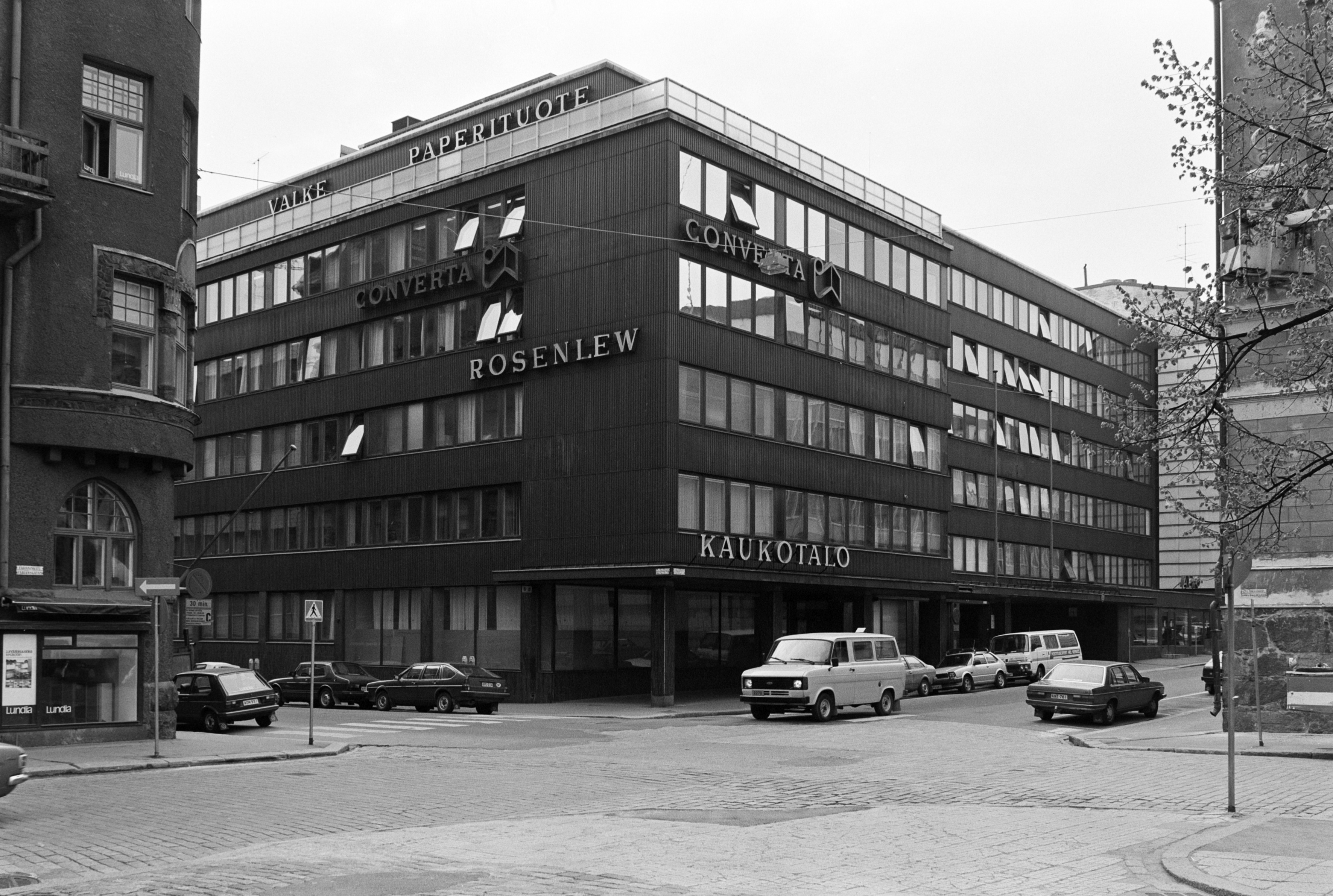 Kaukotalo, Fabianinkatu 9. - Eteläinen Makasiinikatu 6. Talossa sijaitsivat Helsingin kaupunginmuseon kuva-arkiston tilat.